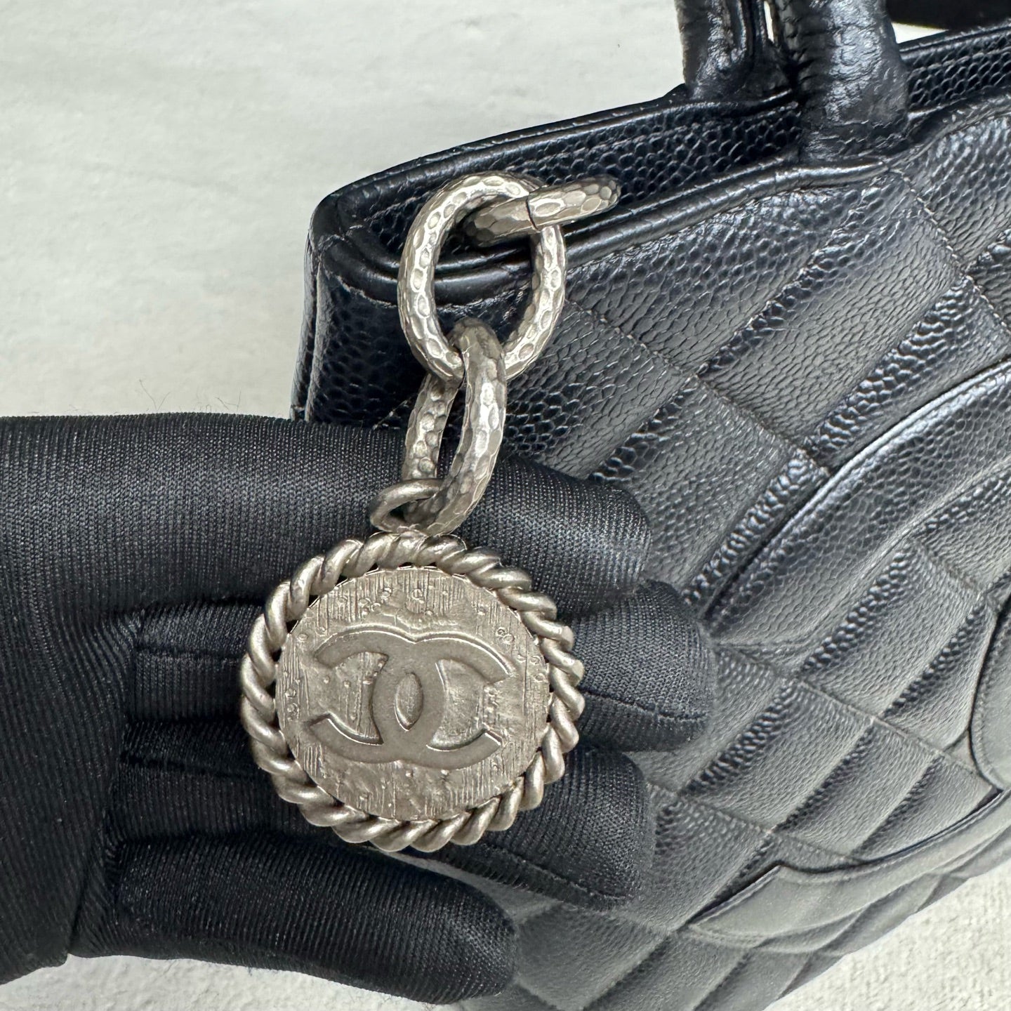 Chanel - Medallion Tote - Leather - Black - (Medium)