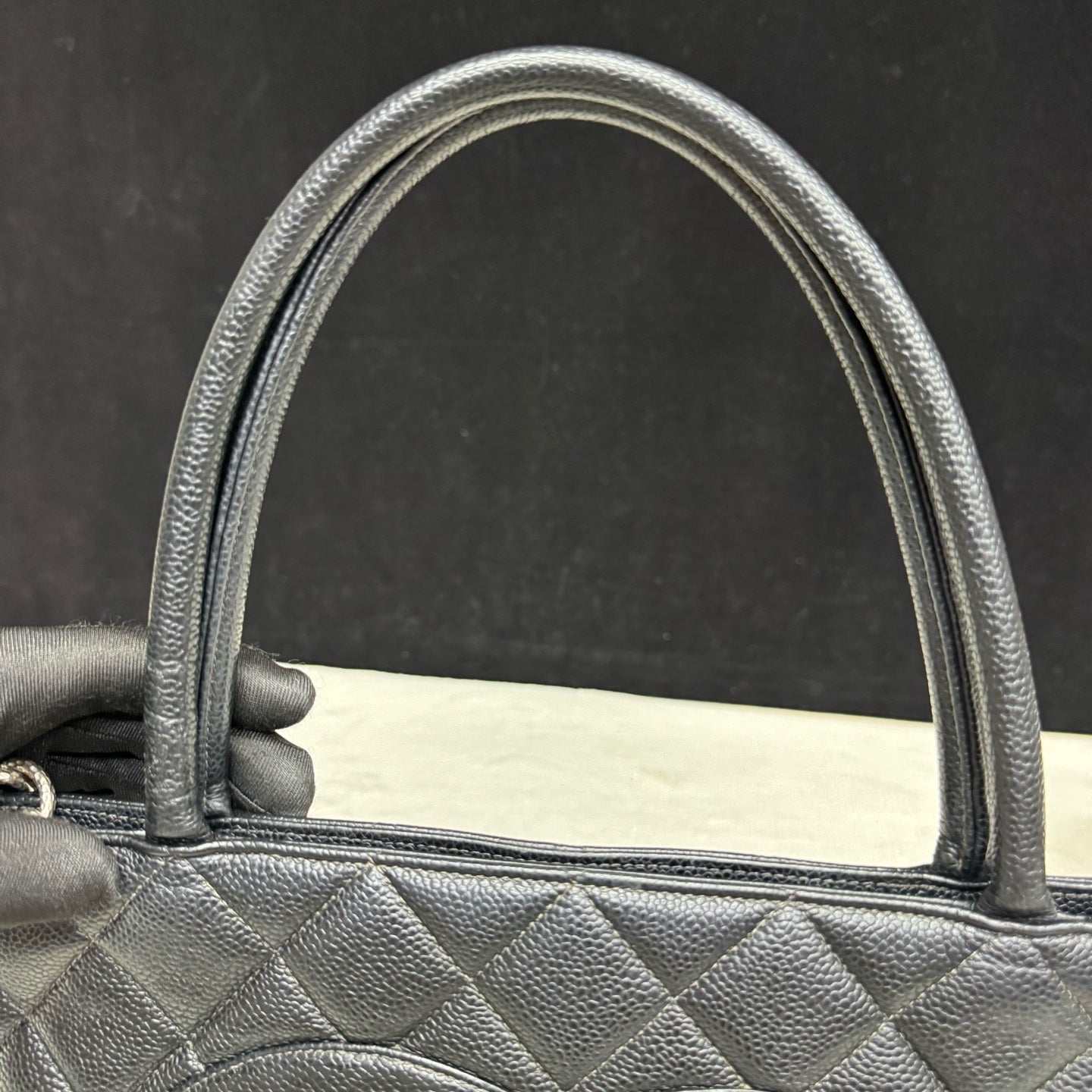 Chanel - Medallion Tote - Leather - Black - (Medium)