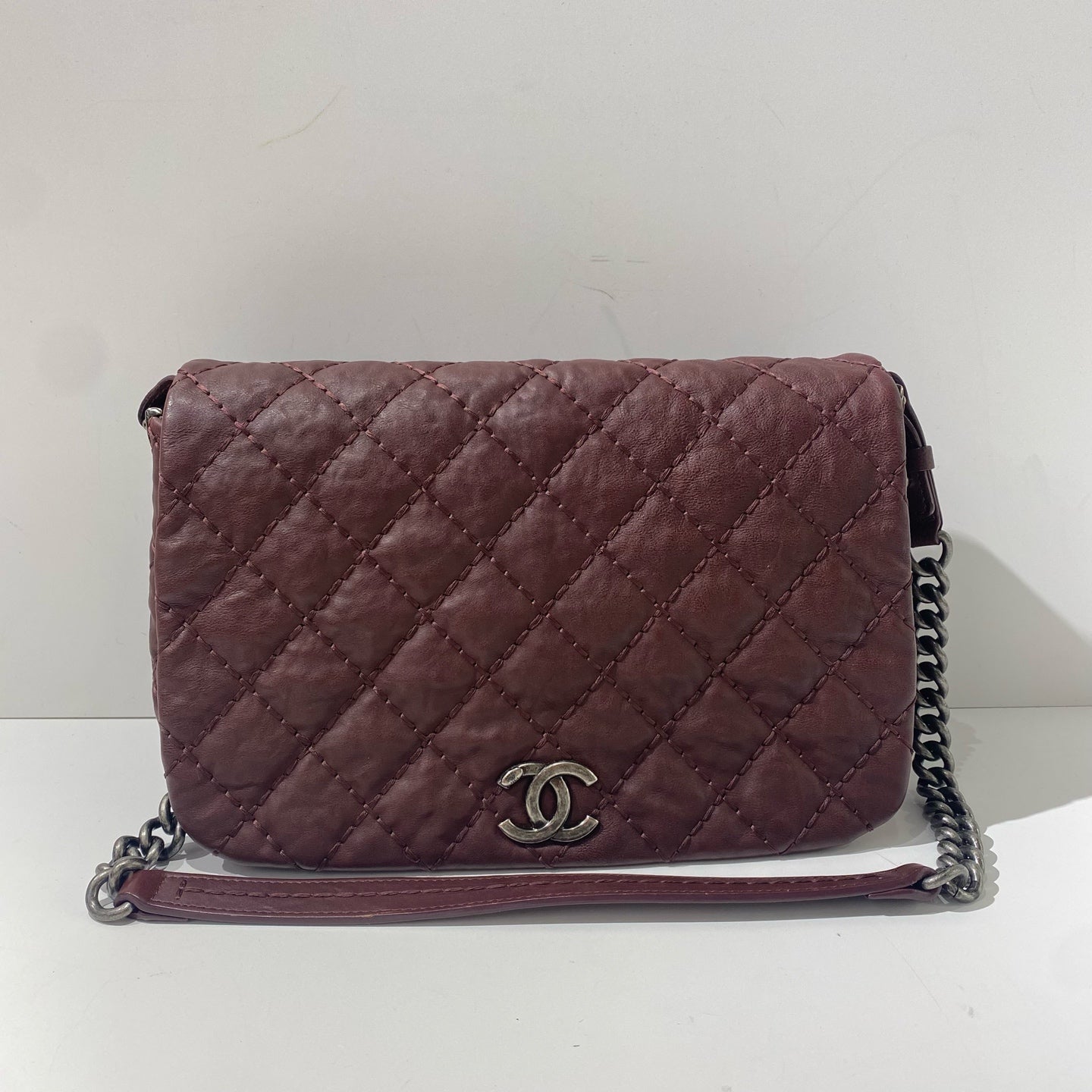 Chanel - Messenger Bag - Aged lambskin leather - Burgundy Red with Aged Silver-Tone Hardware - (Medium)