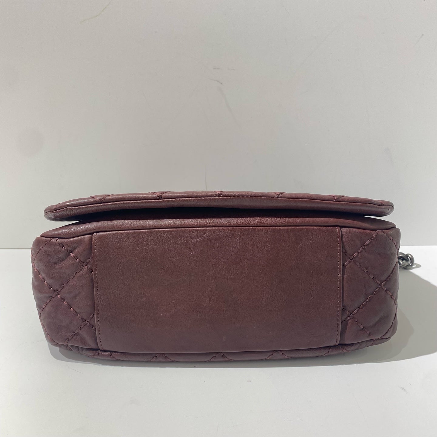 Chanel - Messenger Bag - Aged lambskin leather - Burgundy Red with Aged Silver-Tone Hardware - (Medium)
