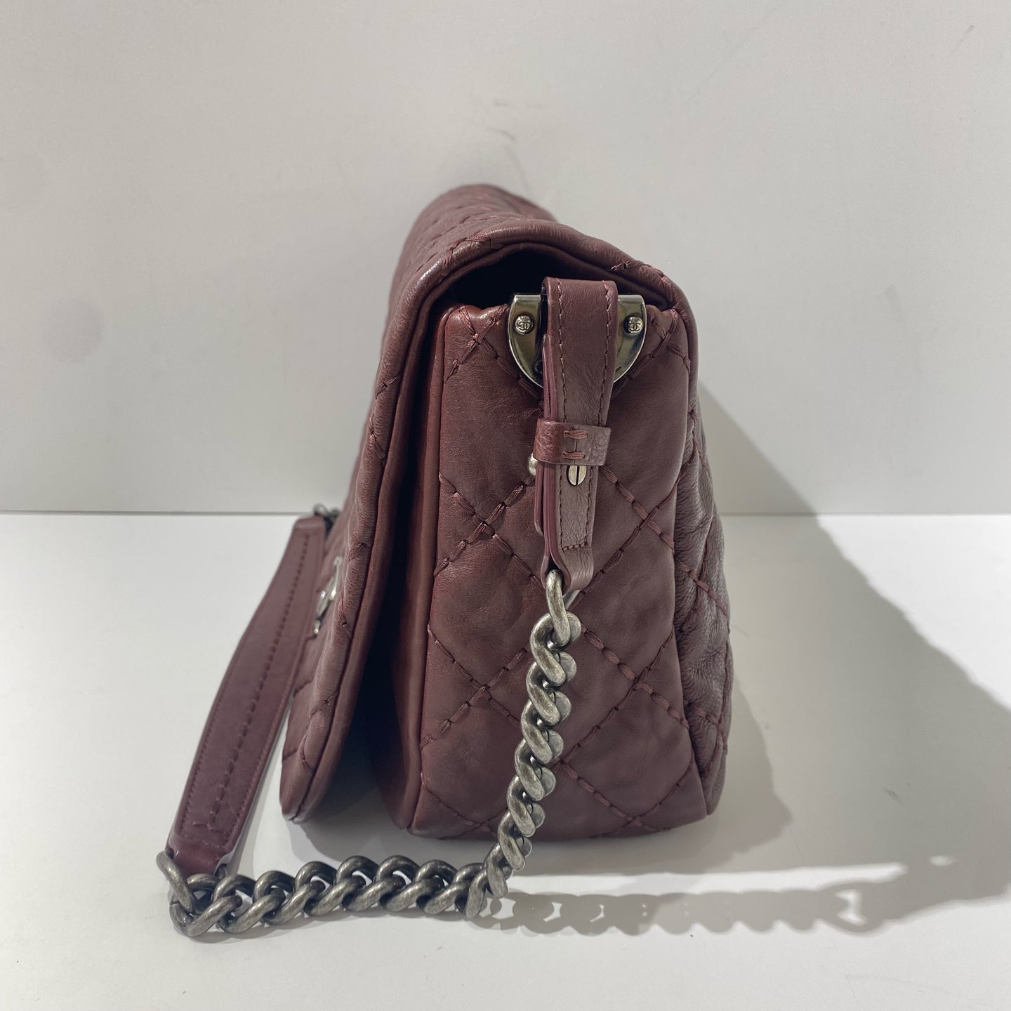 Chanel - Messenger Bag - Aged lambskin leather - Burgundy Red with Aged Silver-Tone Hardware - (Medium)