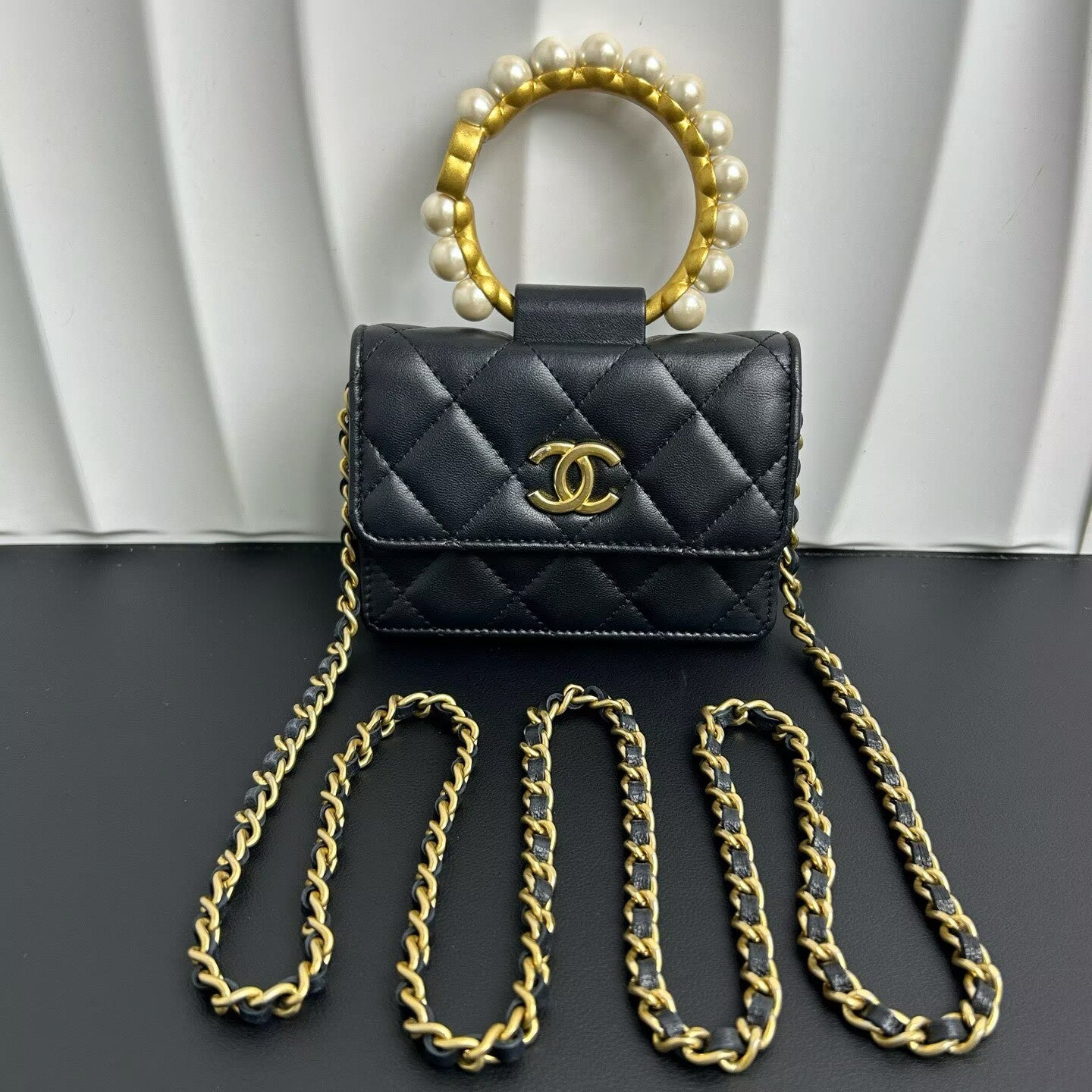 Chanel - Métiers d'Art 21A Pearl Bracelet Chain Mini Bag - Lambskin leather - Black with Gold-Tone Hardware - (mini)