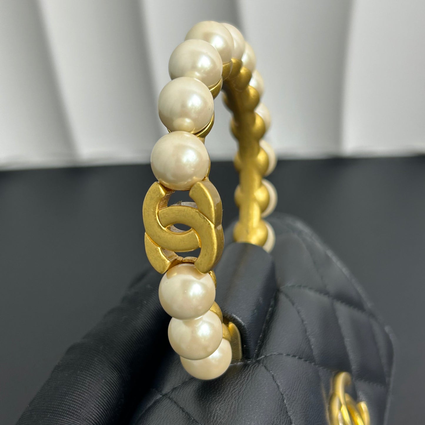 Chanel - Métiers d'Art 21A Pearl Bracelet Chain Mini Bag - Lambskin leather - Black with Gold-Tone Hardware - (mini)