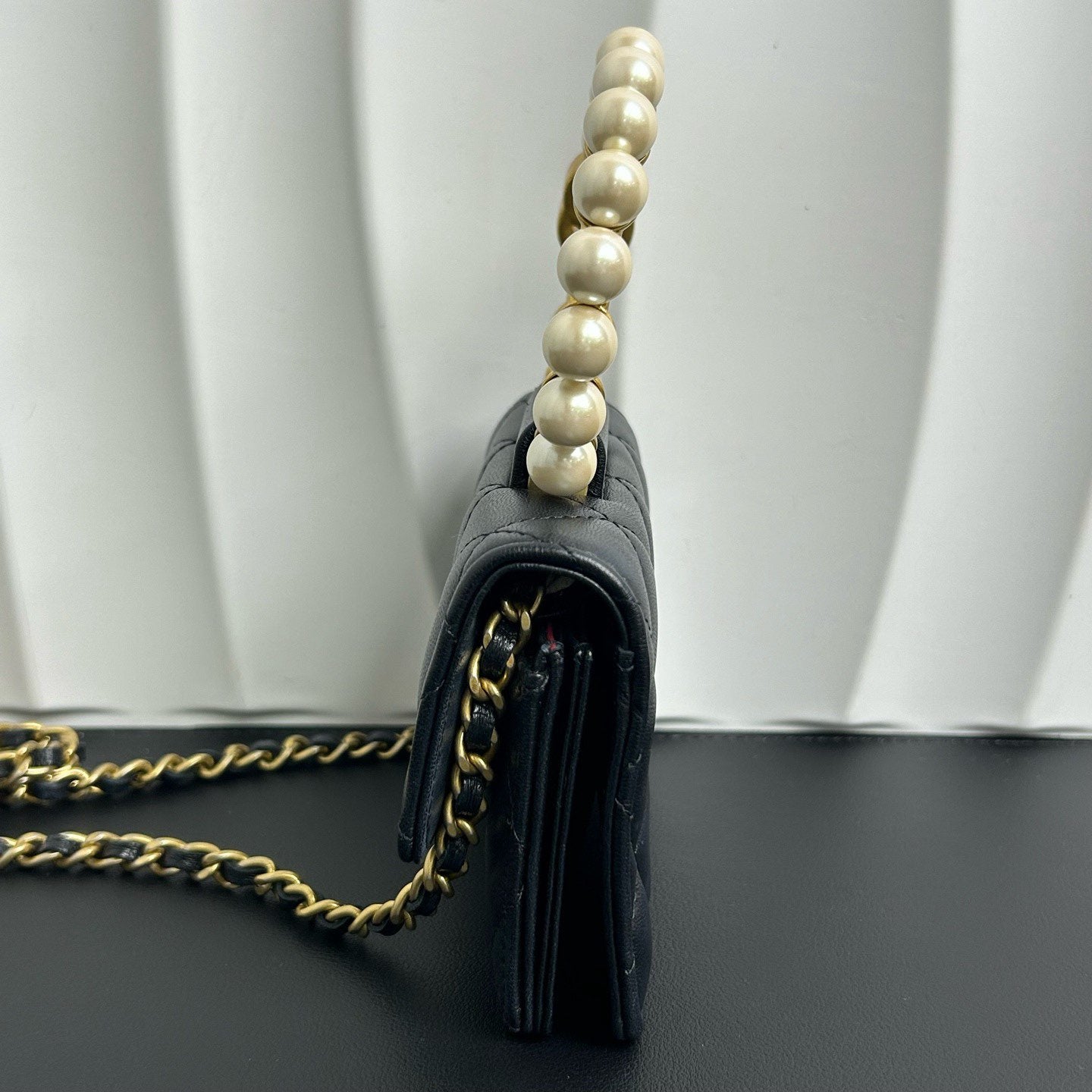 Chanel - Métiers d'Art 21A Pearl Bracelet Chain Mini Bag - Lambskin leather - Black with Gold-Tone Hardware - (mini)