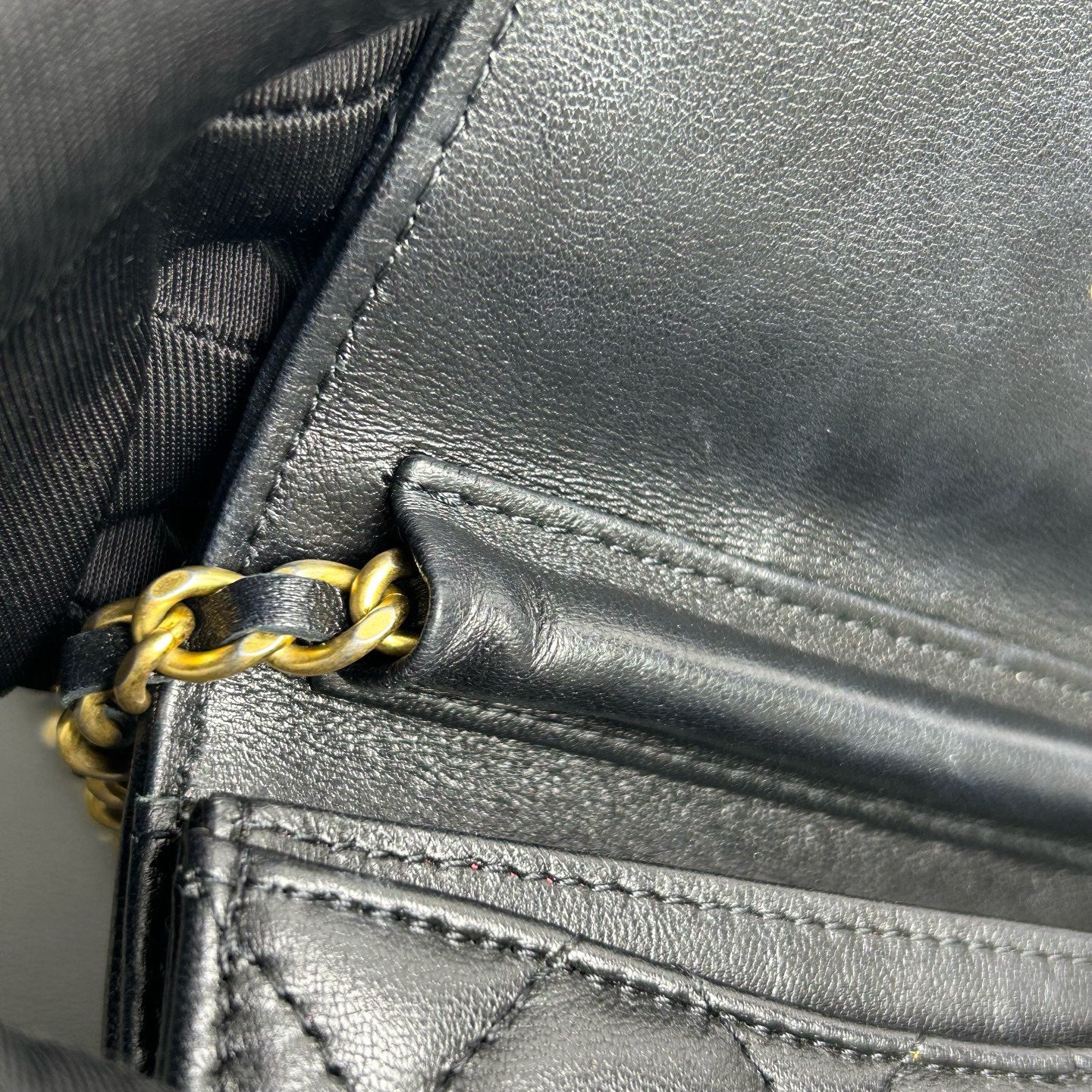 Chanel - Métiers d'Art 21A Pearl Bracelet Chain Mini Bag - Lambskin leather - Black with Gold-Tone Hardware - (mini)