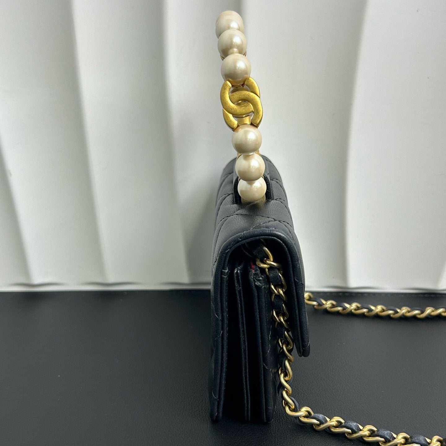 Chanel - Métiers d'Art 21A Pearl Bracelet Chain Mini Bag - Lambskin leather - Black with Gold-Tone Hardware - (mini)