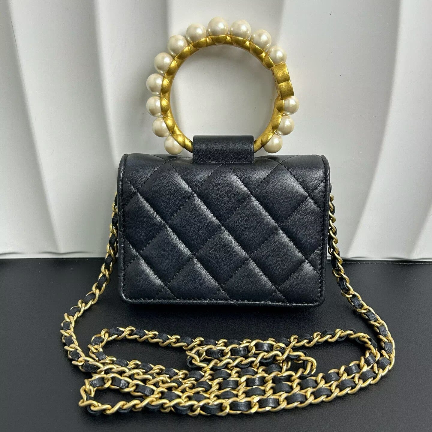 Chanel - Métiers d'Art 21A Pearl Bracelet Chain Mini Bag - Lambskin leather - Black with Gold-Tone Hardware - (mini)