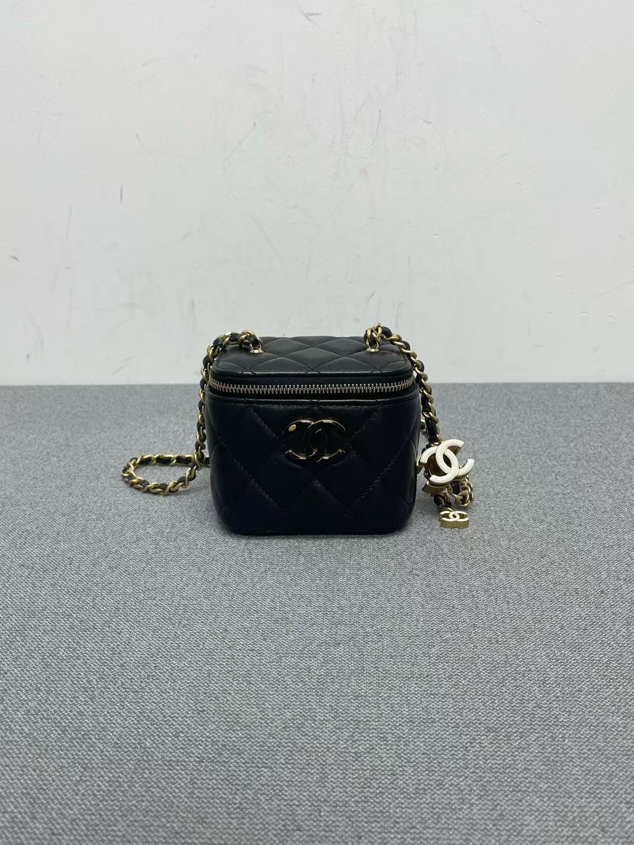 Chanel - Mini Cosmetic Case - Lambskin leather - Black - (mini)