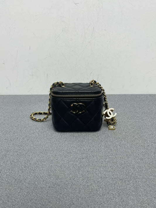 Chanel - Mini Cosmetic Case - Lambskin leather - Black - (mini)