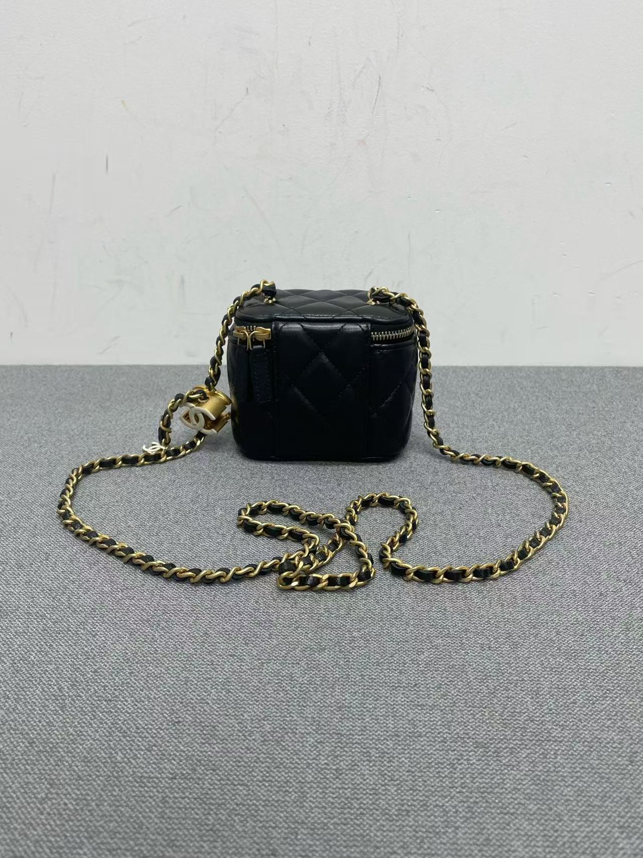 Chanel - Mini Cosmetic Case - Lambskin leather - Black - (mini)