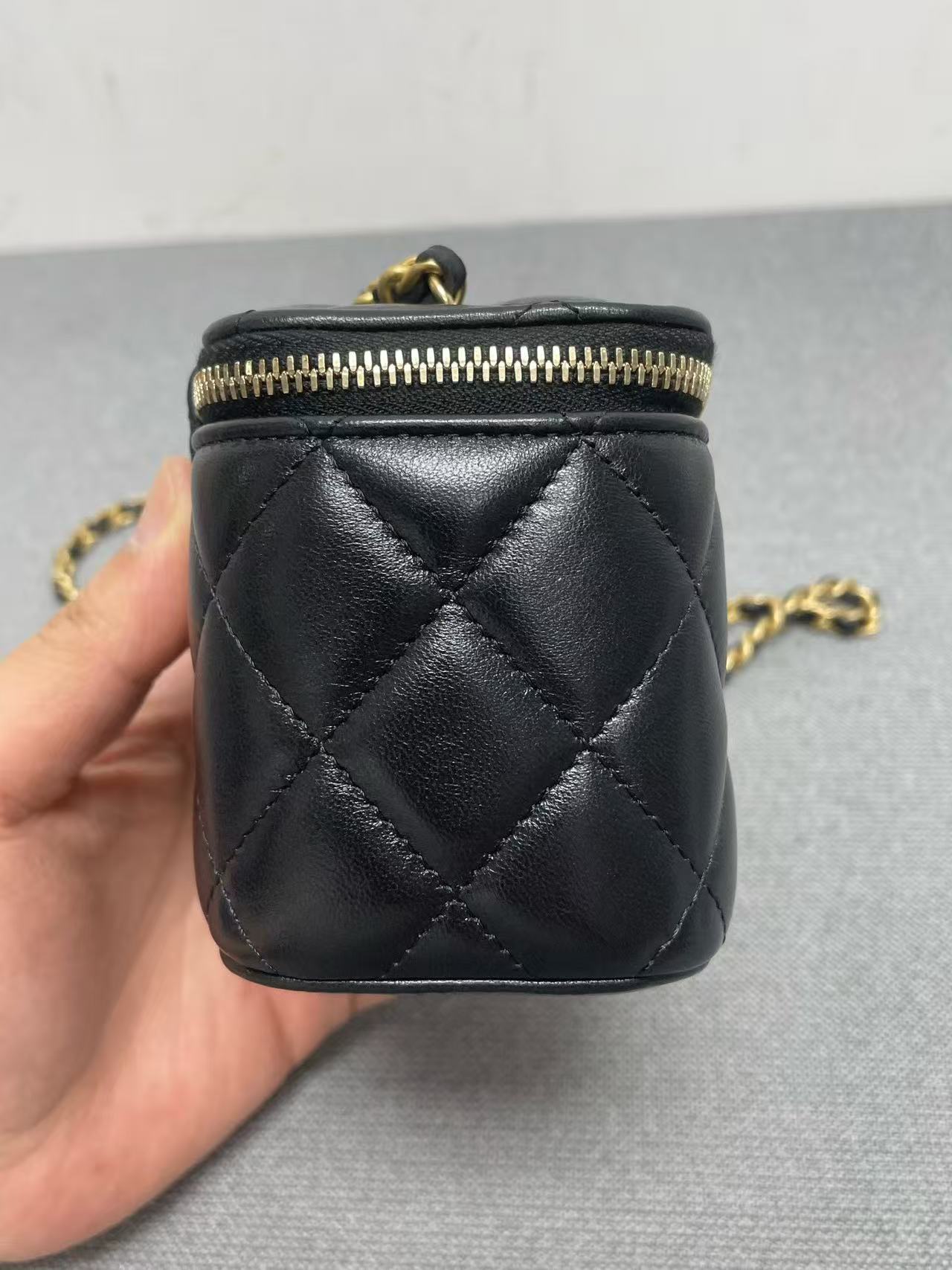 Chanel - Mini Cosmetic Case - Lambskin leather - Black - (mini)