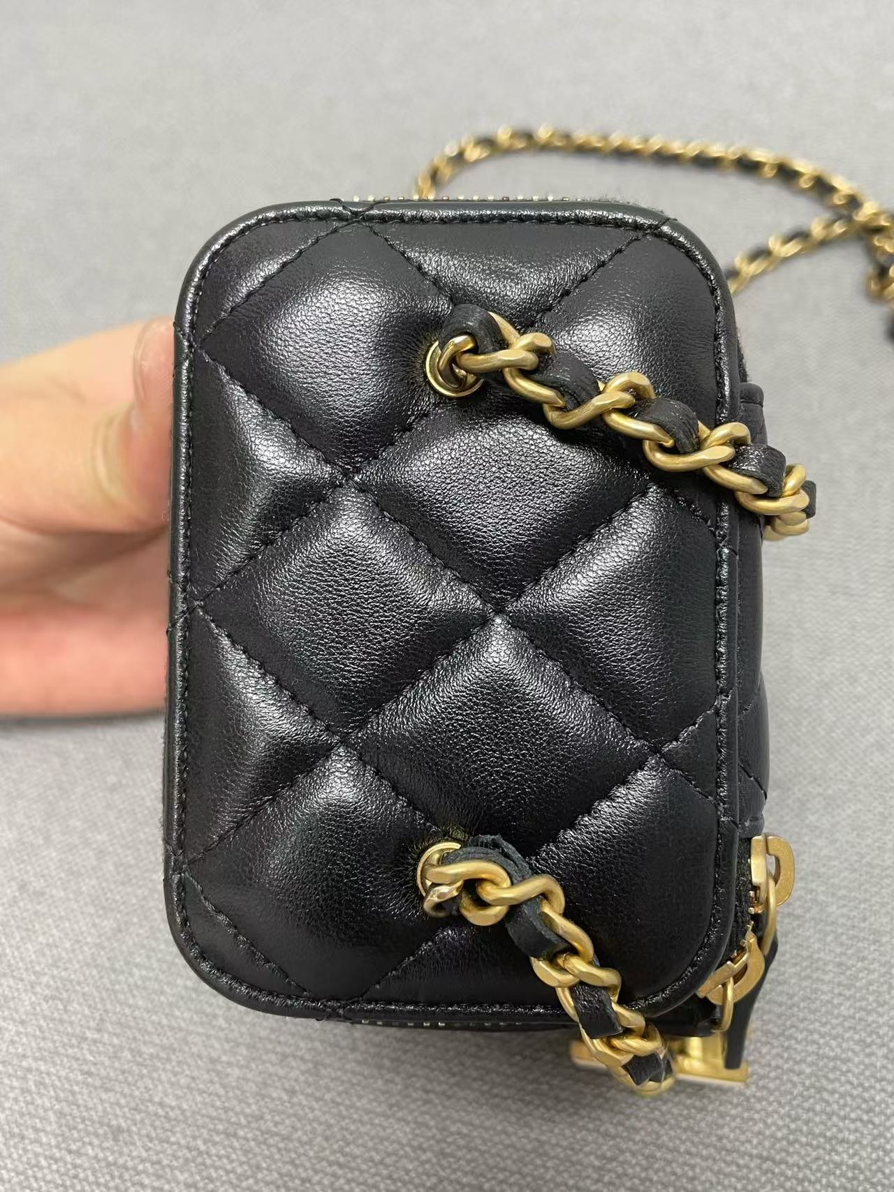 Chanel - Mini Cosmetic Case - Lambskin leather - Black - (mini)