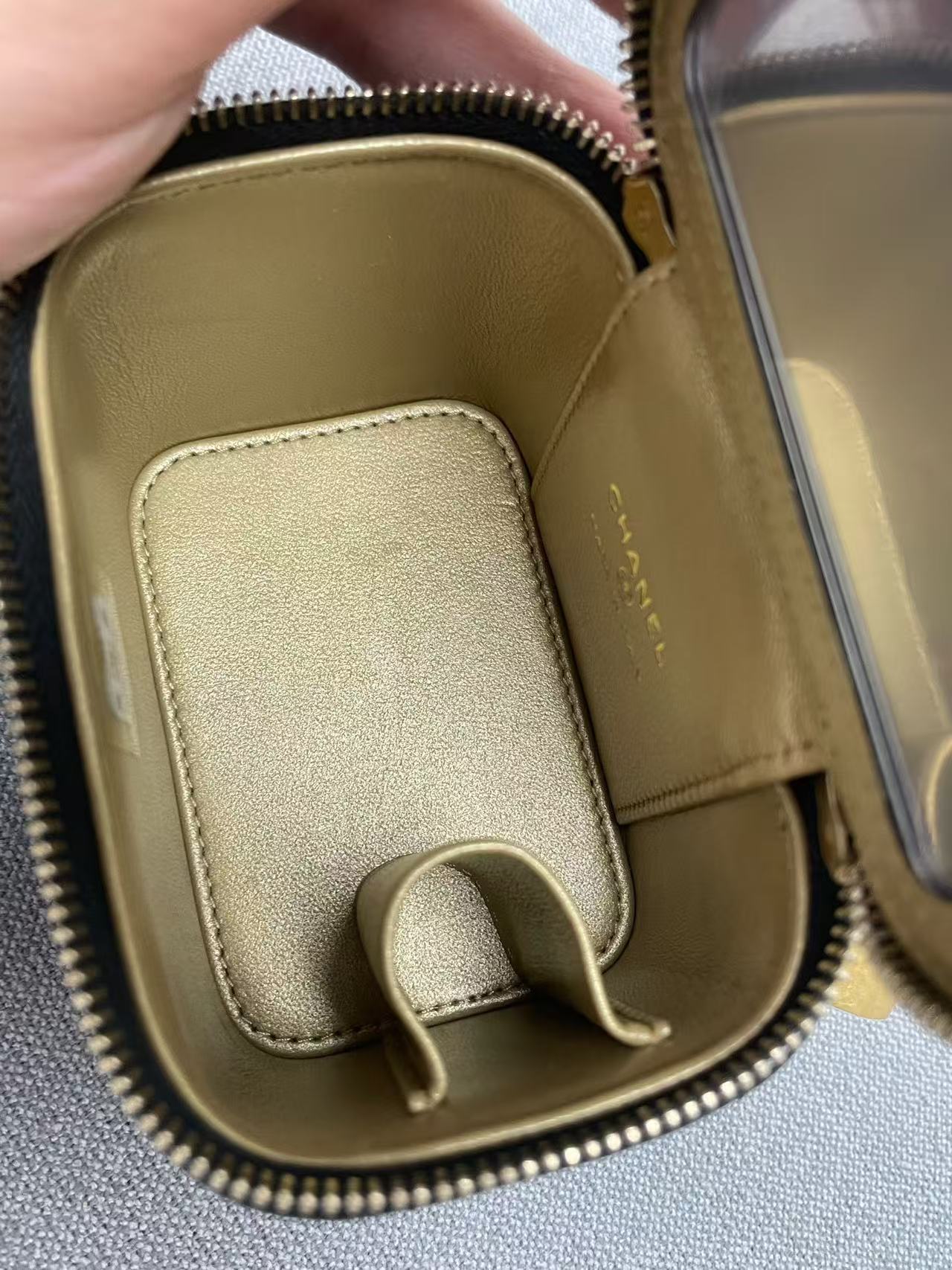 Chanel - Mini Cosmetic Case - Lambskin leather - Black - (mini)