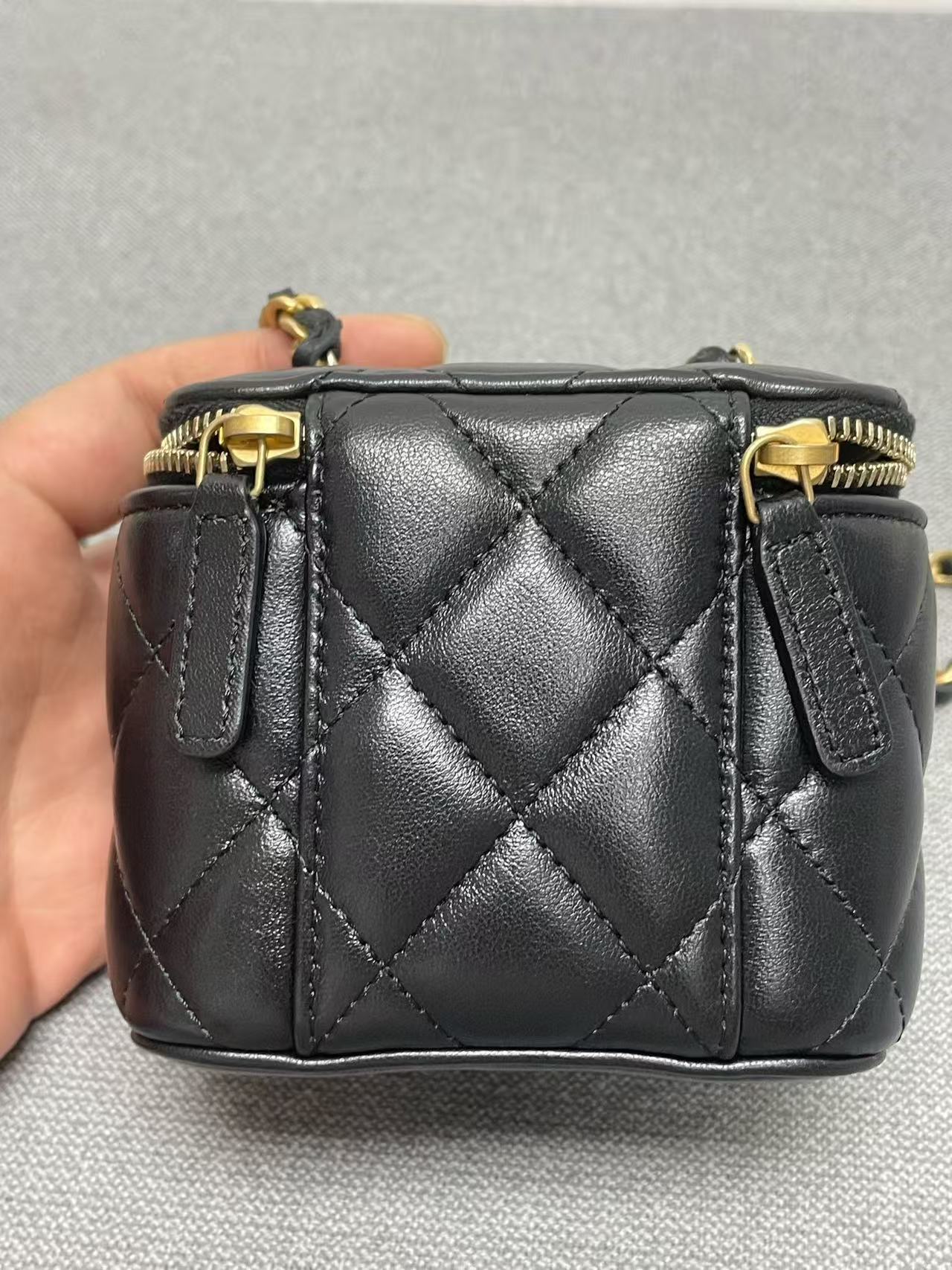Chanel - Mini Cosmetic Case - Lambskin leather - Black - (mini)