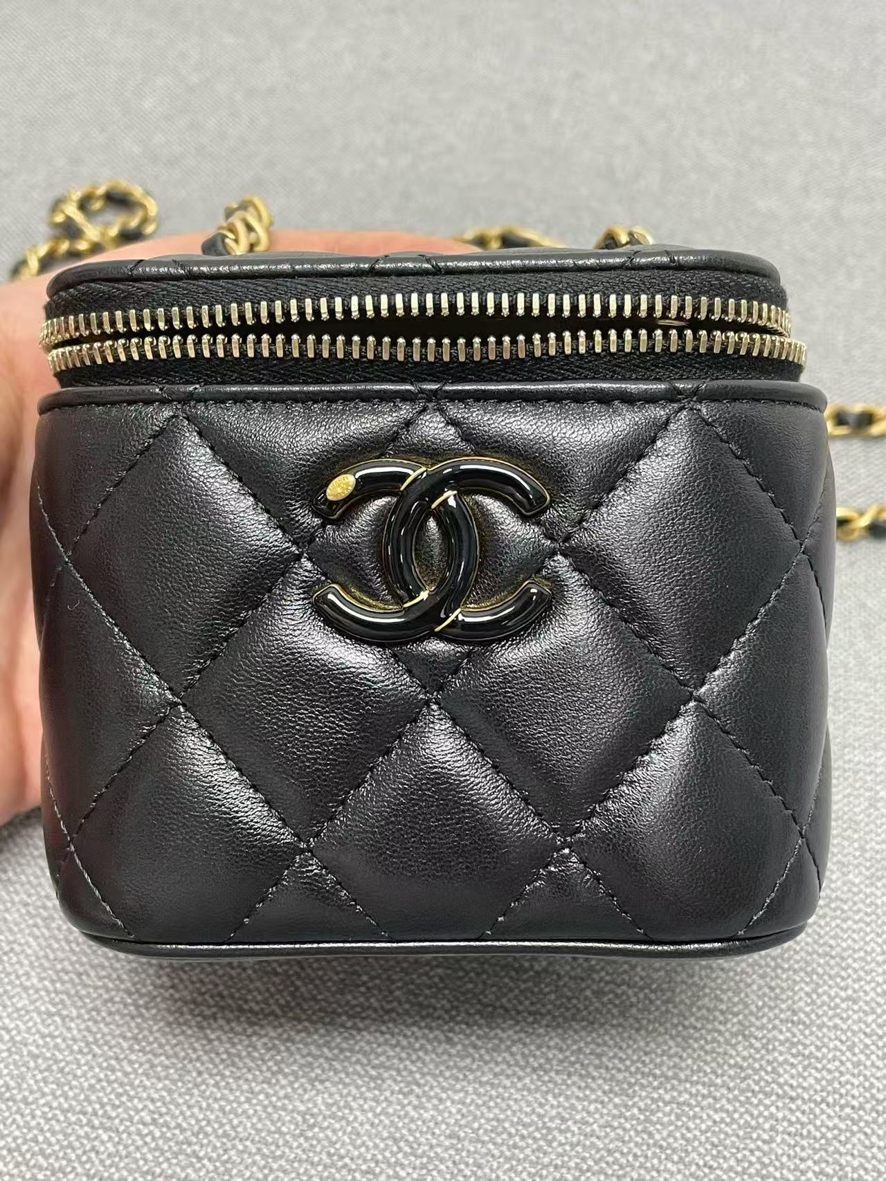 Chanel - Mini Cosmetic Case - Lambskin leather - Black - (mini)