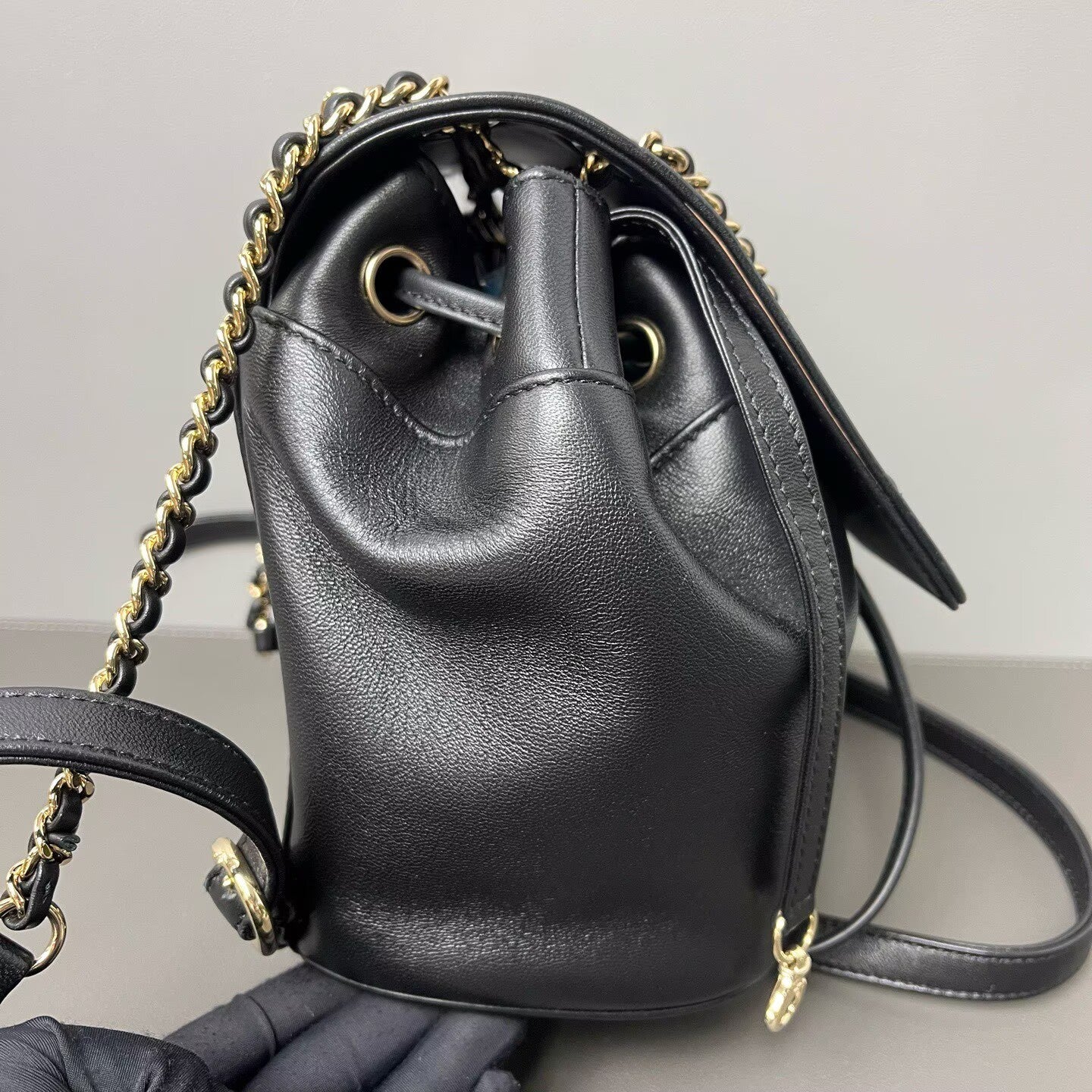Chanel - Mini Drawstring Backpack - Lambskin leather - Black with Gold-Tone Hardware - (mini)