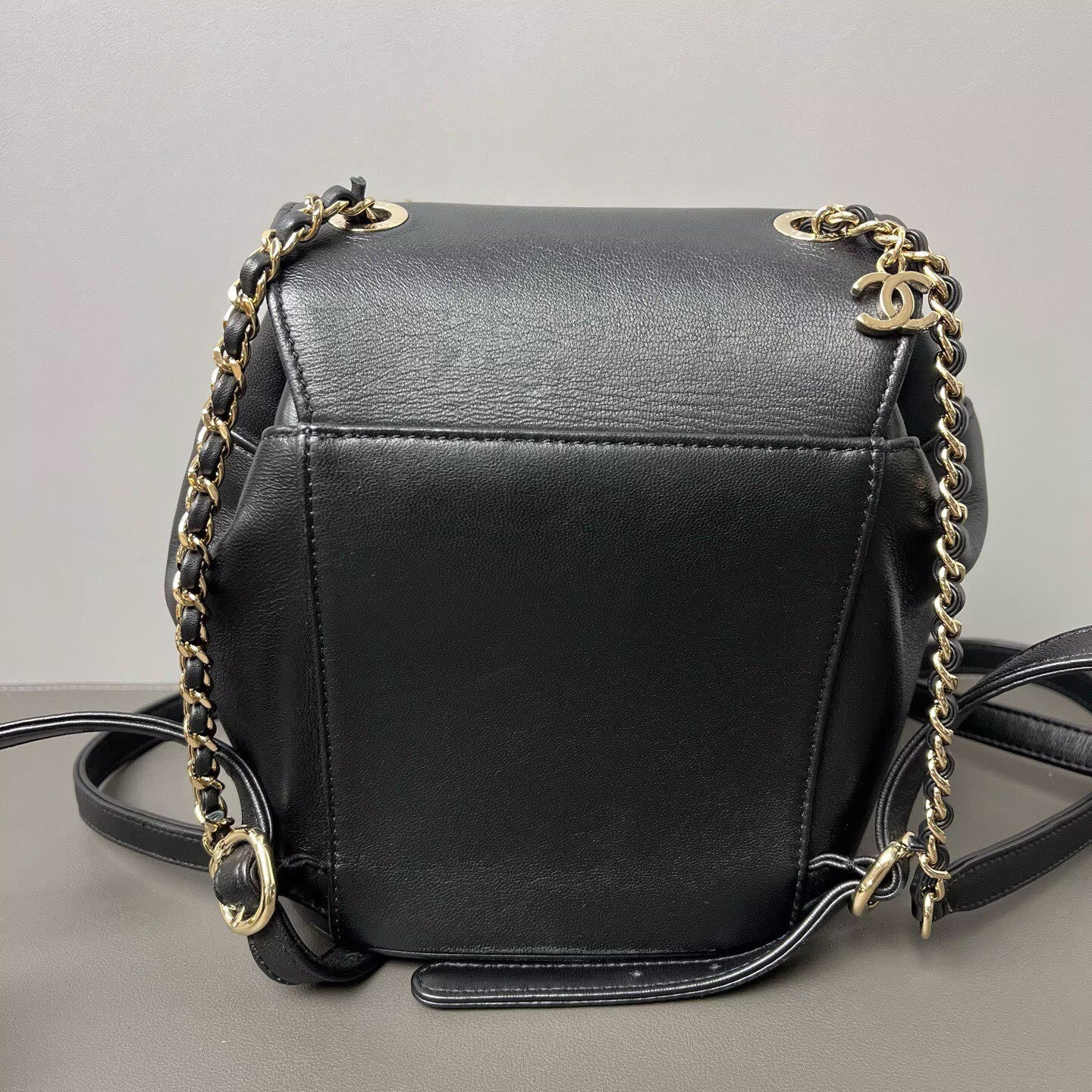Chanel - Mini Drawstring Backpack - Lambskin leather - Black with Gold-Tone Hardware - (mini)