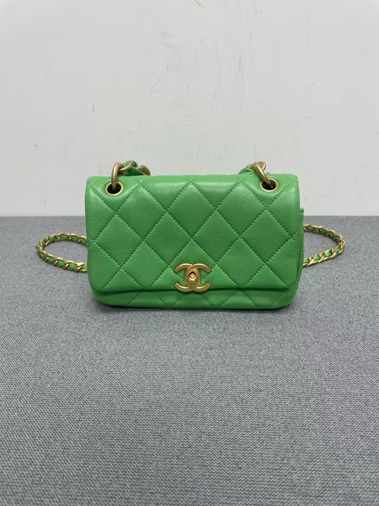 Chanel - Mini Flap Bag - Lambskin leather - Light Green with Gold-Tone Hardware - (mini)