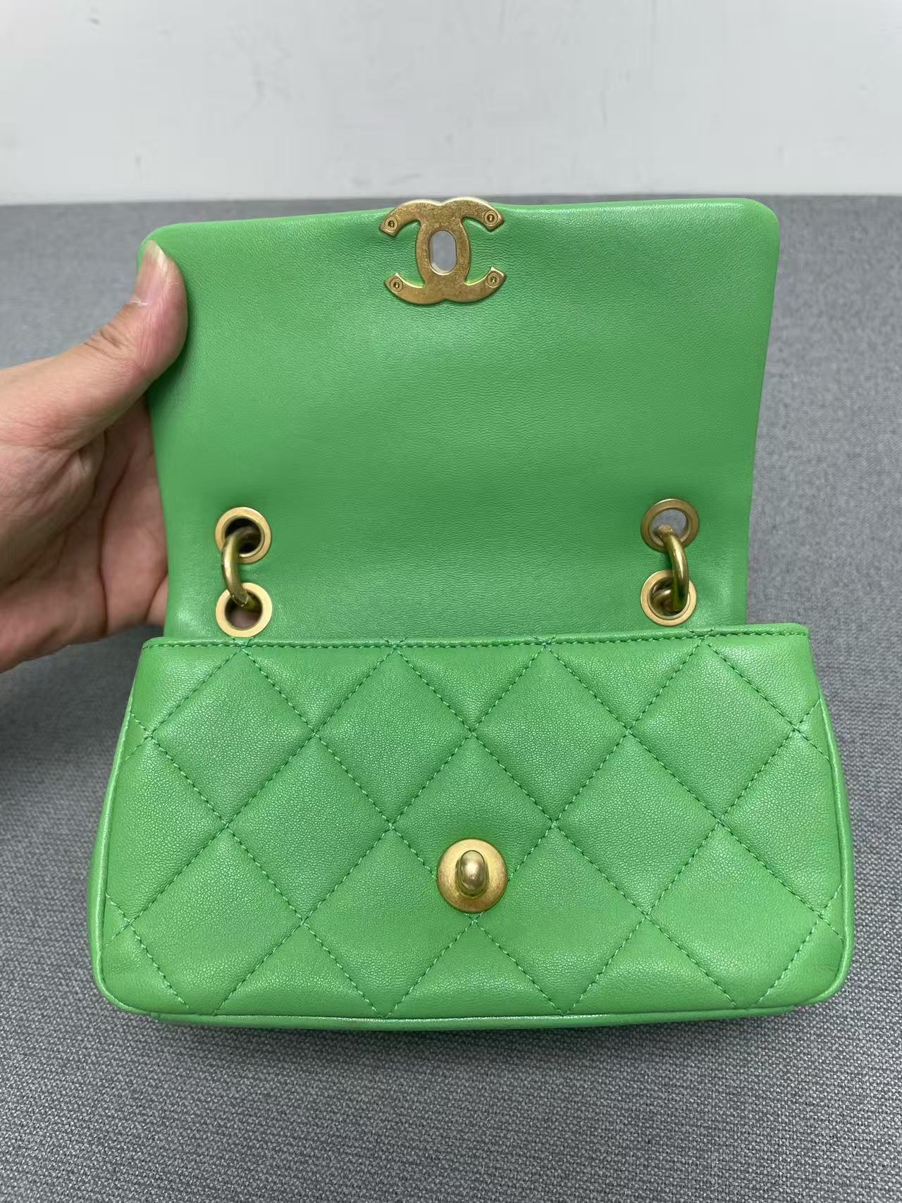 Chanel - Mini Flap Bag - Lambskin leather - Light Green with Gold-Tone Hardware - (mini)