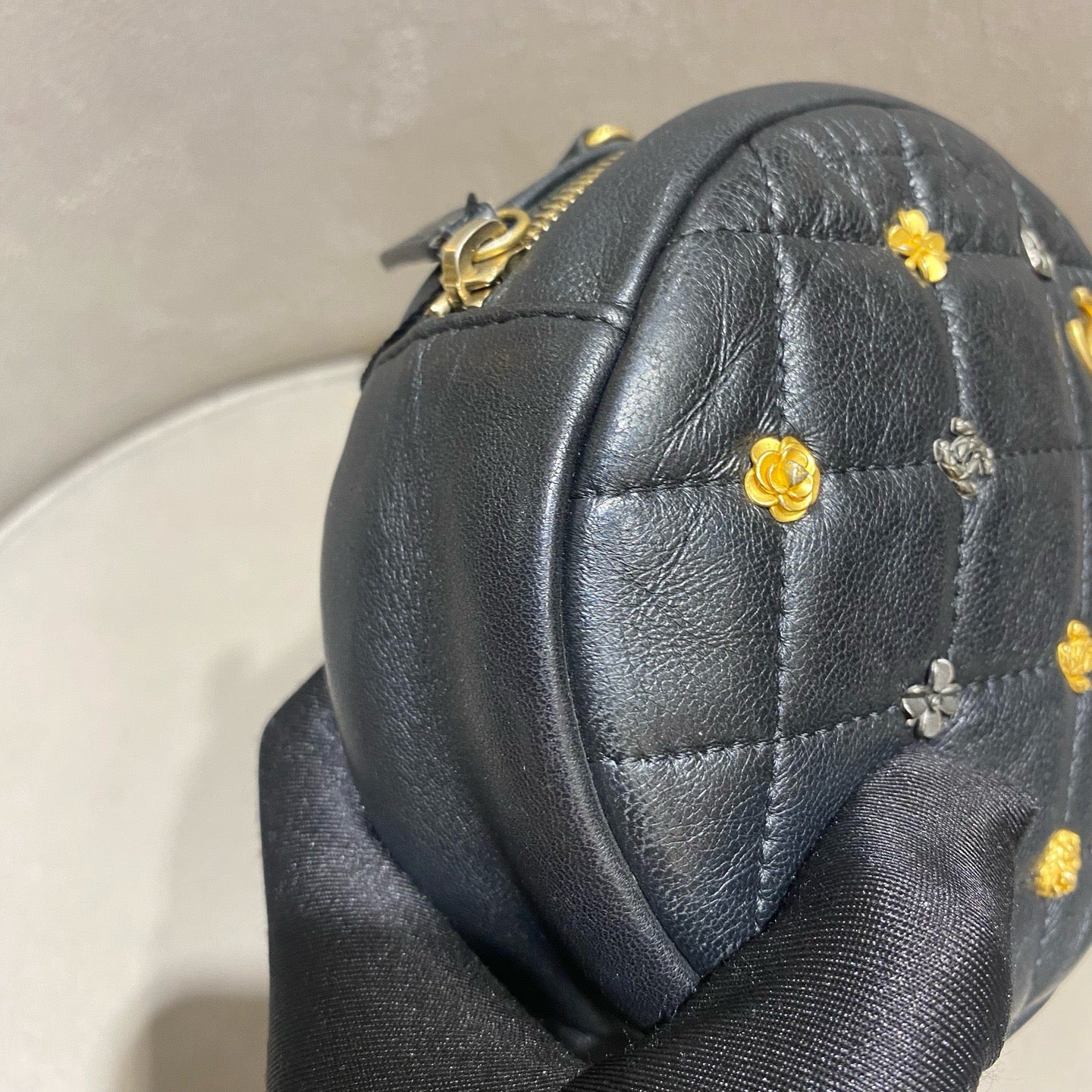 Chanel - Mini Round Bag with Emblems - Lambskin leather - Black - (Mini)