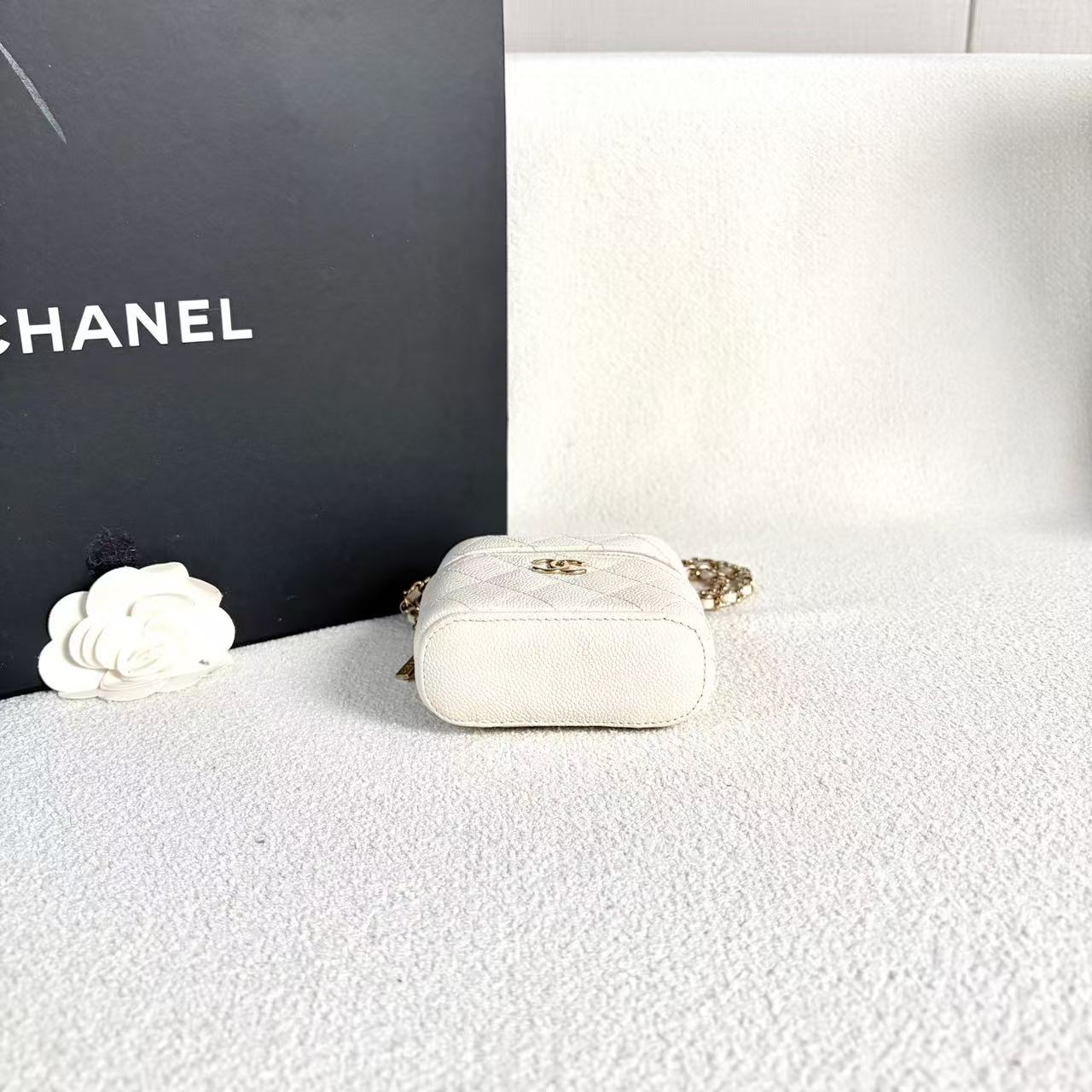 Chanel - Mini Vanity Case - Grained calfskin leather - White with Gold-Tone Hardware - (mini)