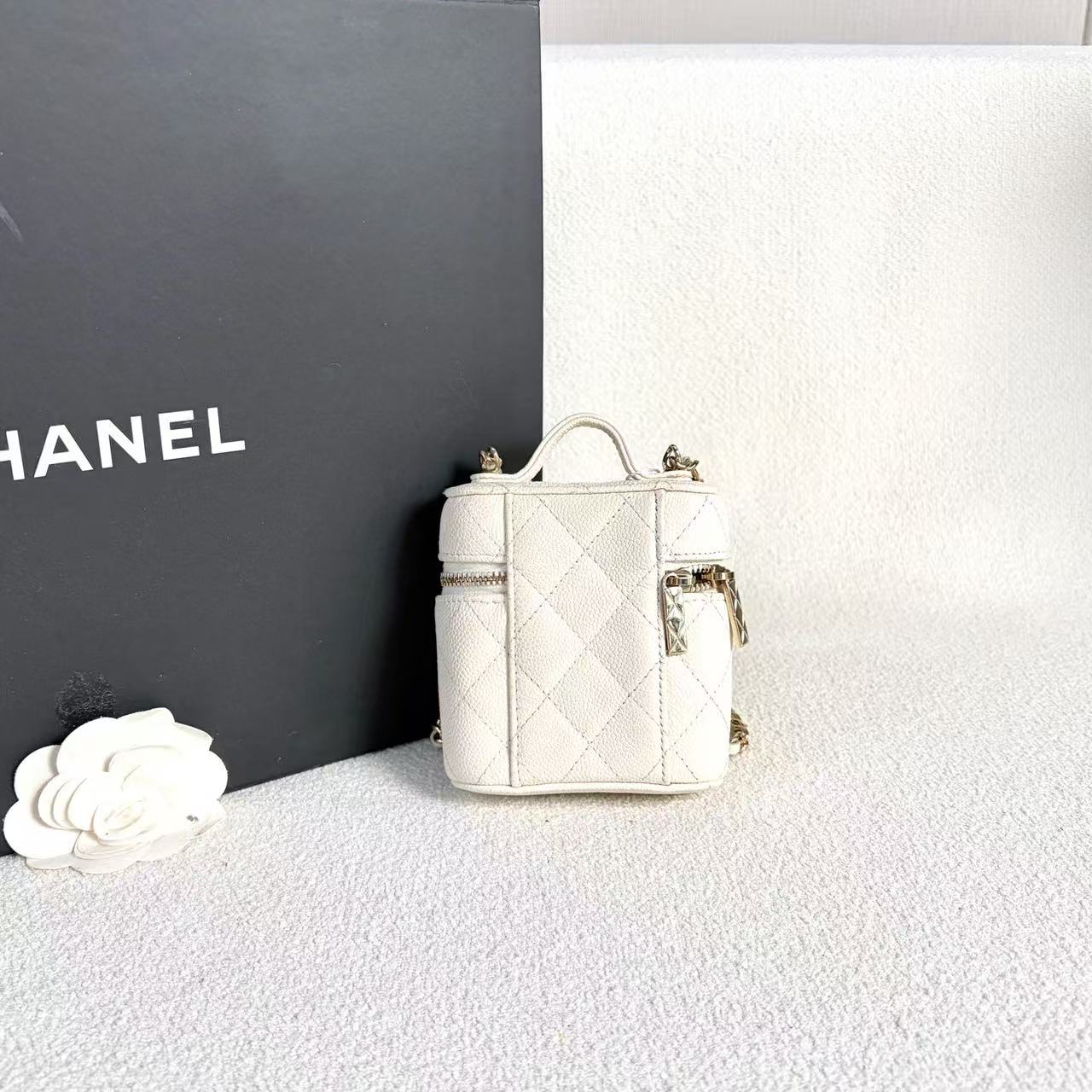 Chanel - Mini Vanity Case - Grained calfskin leather - White with Gold-Tone Hardware - (mini)