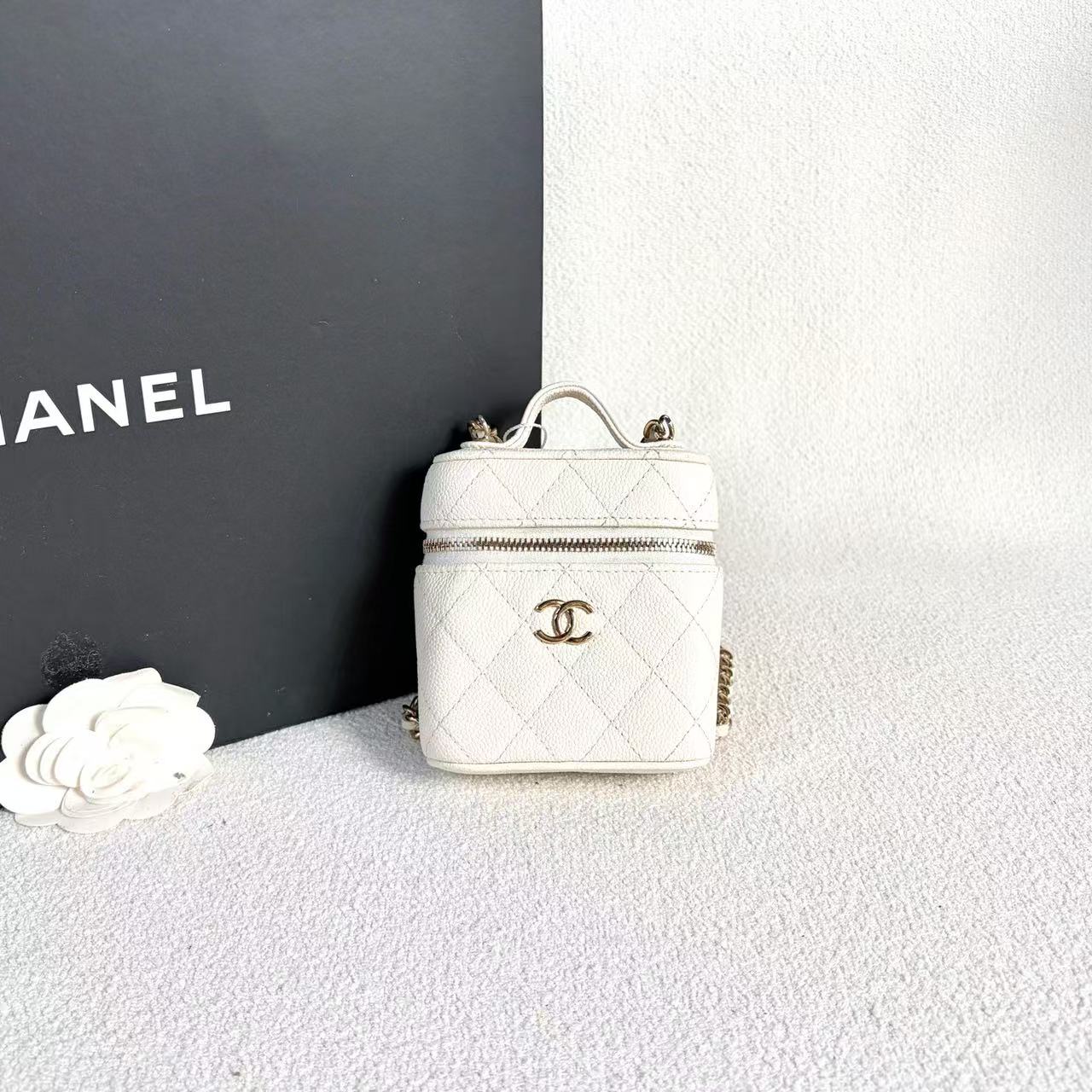 Chanel - Mini Vanity Case - Grained calfskin leather - White with Gold-Tone Hardware - (mini)