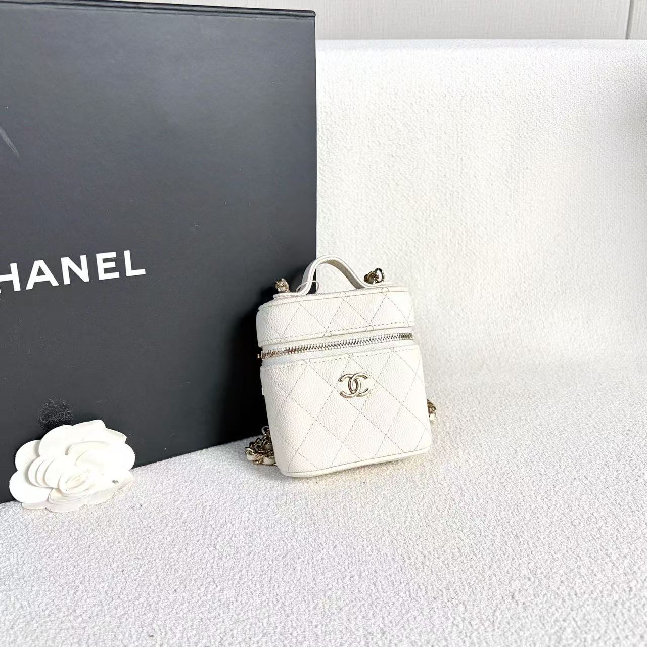 Chanel - Mini Vanity Case - Grained calfskin leather - White with Gold-Tone Hardware - (mini)
