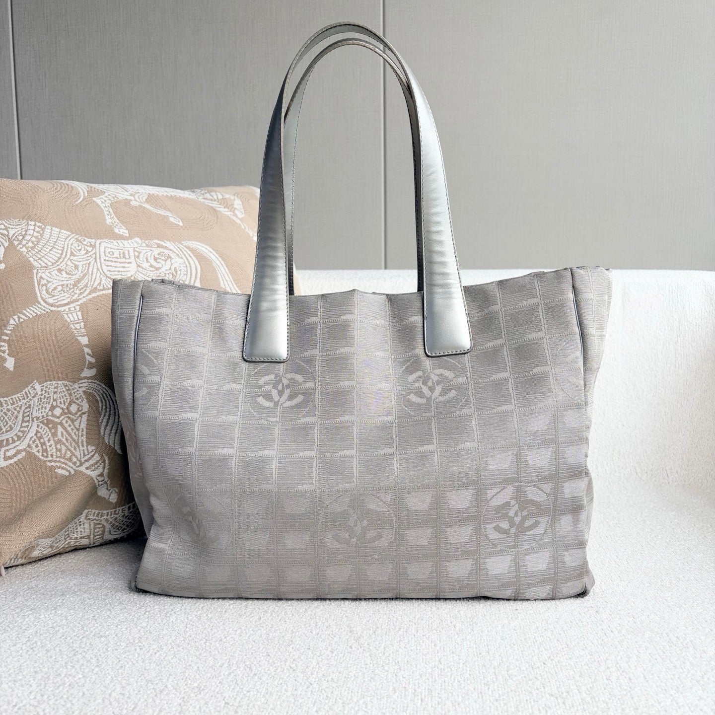 Chanel - New Travel Line Tote - Woven canvas and leather - Silver Grey - (Medium)