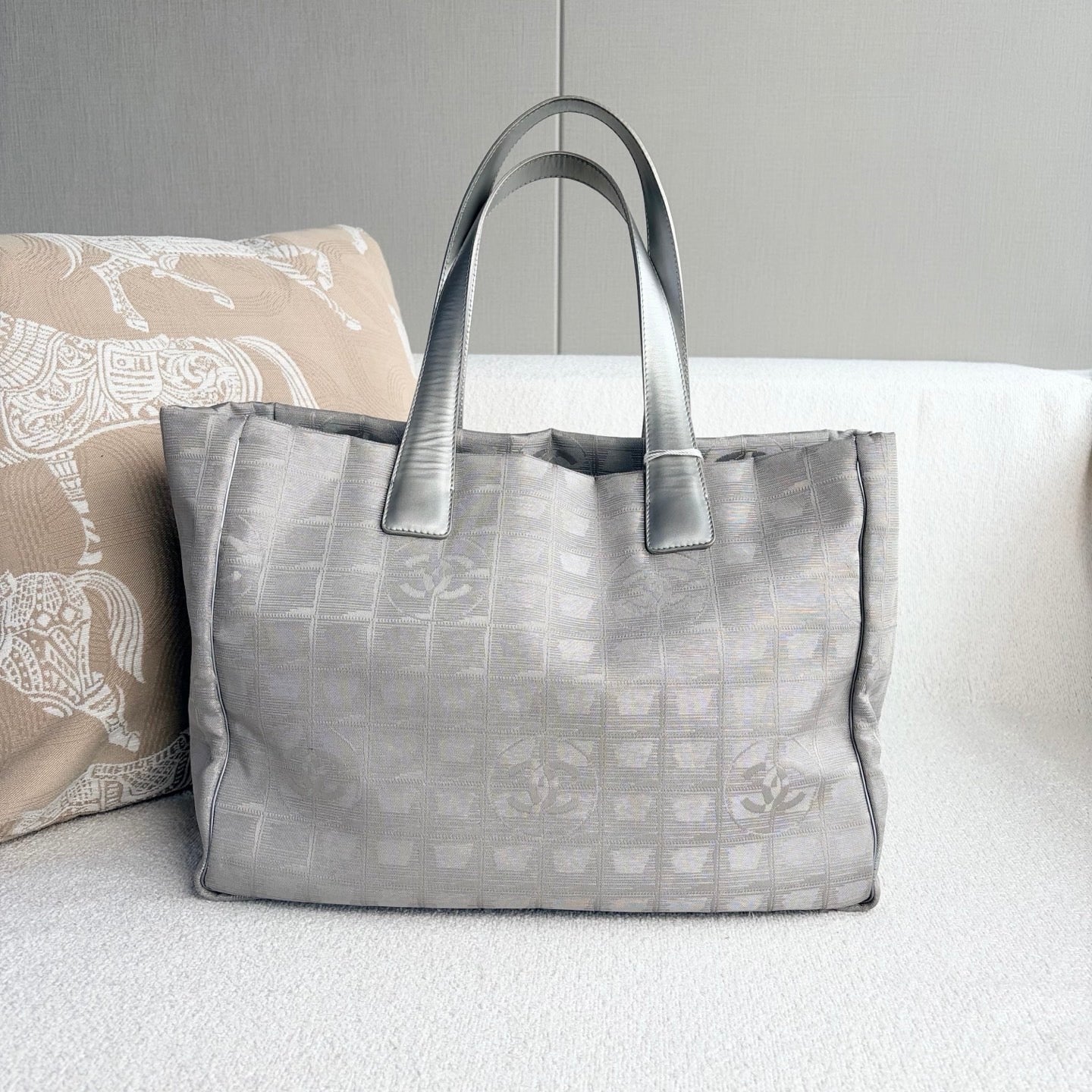 Chanel - New Travel Line Tote - Woven canvas and leather - Silver Grey - (Medium)