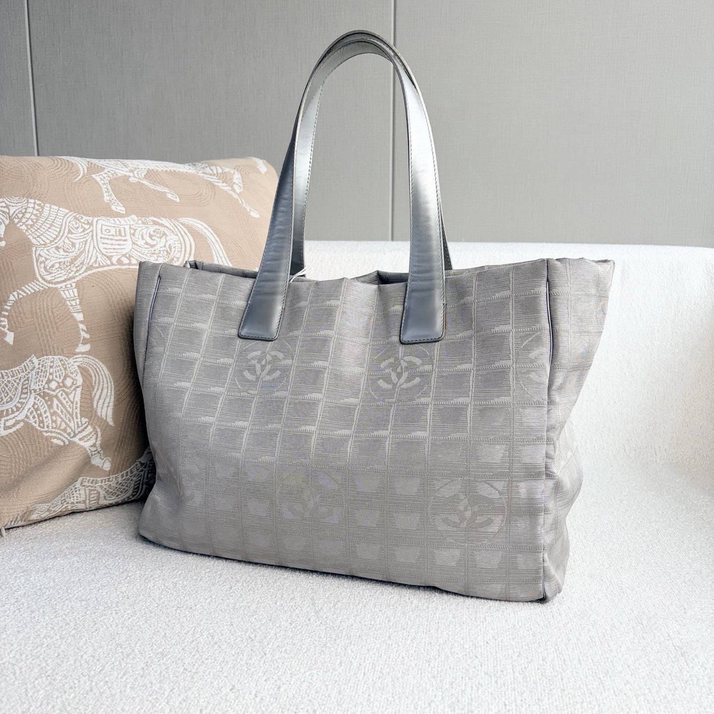 Chanel - New Travel Line Tote - Woven canvas and leather - Silver Grey - (Medium)