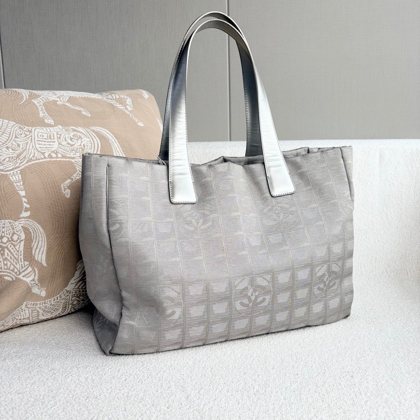 Chanel - New Travel Line Tote - Woven canvas and leather - Silver Grey - (Medium)