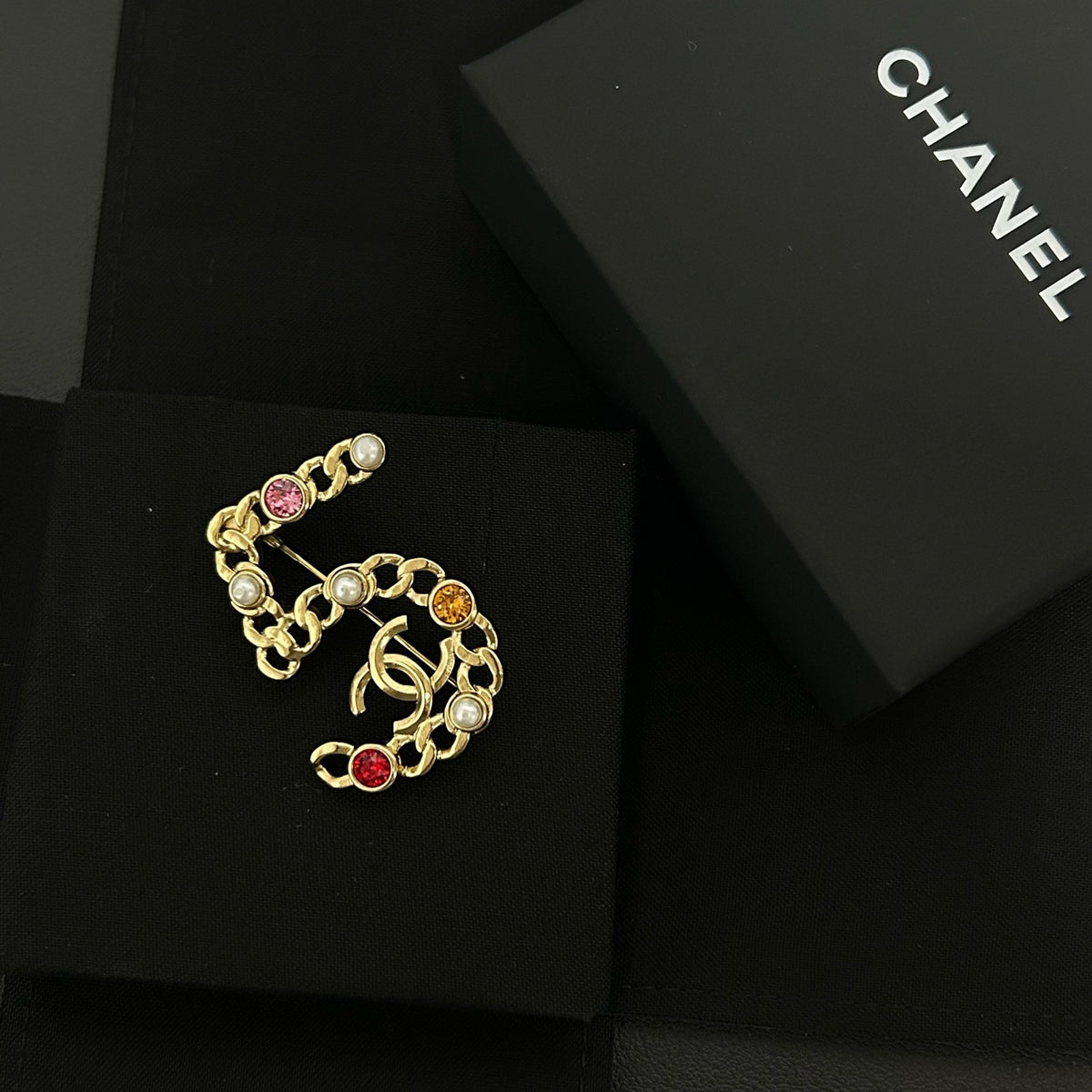 Chanel - No. 5 21P - Gold-tone metal with glass stones and imitation pearls - Multicolour