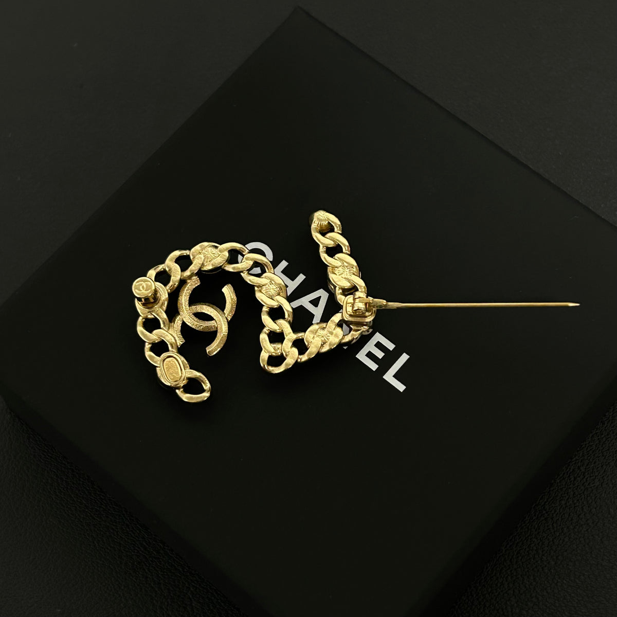 Chanel - No. 5 21P - Gold-tone metal with glass stones and imitation pearls - Multicolour