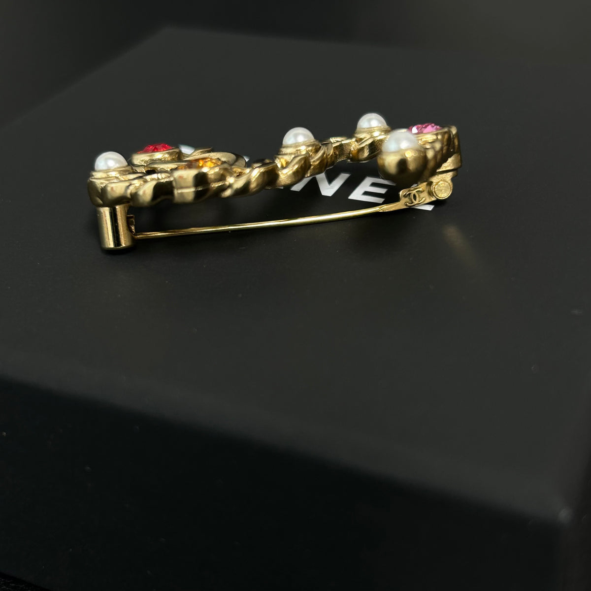 Chanel - No. 5 21P - Gold-tone metal with glass stones and imitation pearls - Multicolour