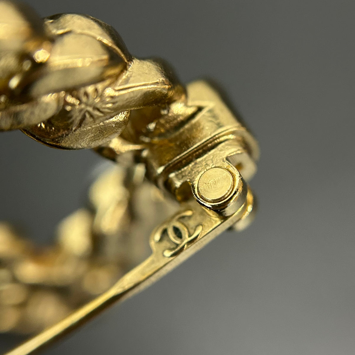 Chanel - No. 5 21P - Gold-tone metal with glass stones and imitation pearls - Multicolour