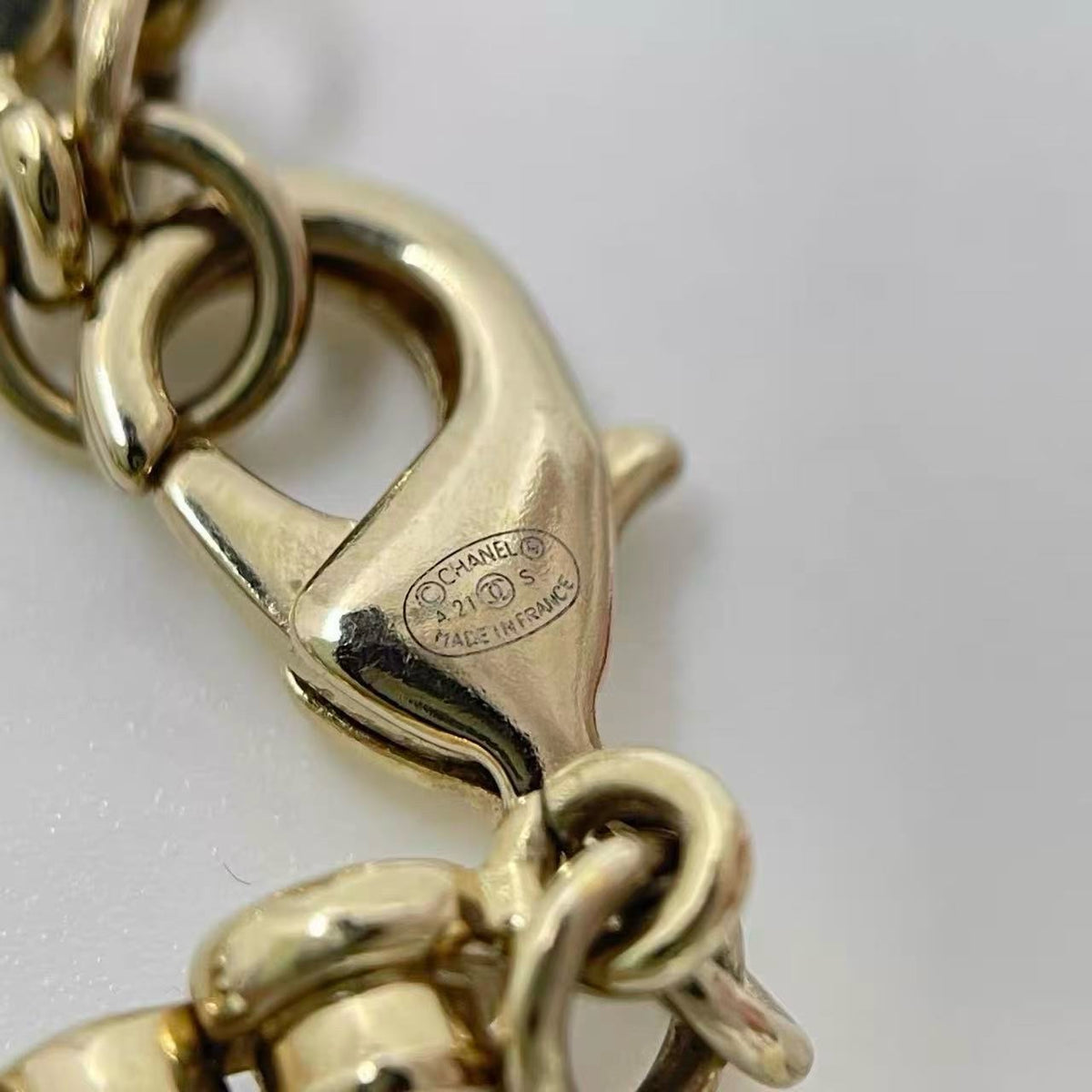 Chanel - No. 5 Perfume Bottle Necklace 21S - Gold-tone and silver-tone metal with clear rhinestone embellishments - Gold