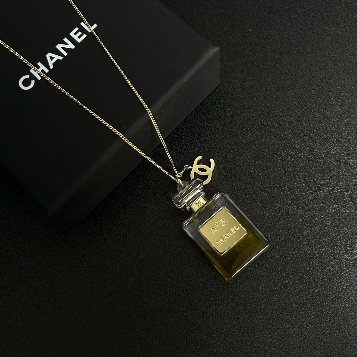 Chanel - No. 5 Perfume Bottle Pendant Necklace - Gold-tone metal chain and hardware with a clear glass perfume-bottle pendant. - Gold - (45 cm)