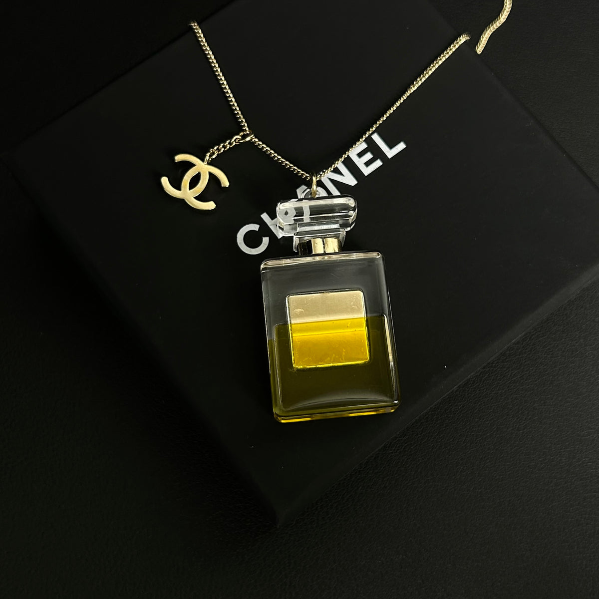 Chanel - No. 5 Perfume Bottle Pendant Necklace - Gold-tone metal chain and hardware with a clear glass perfume-bottle pendant. - Gold - (45 cm)