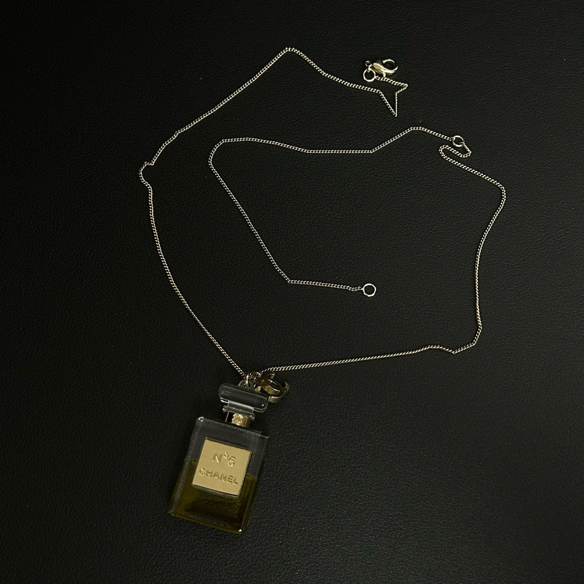 Chanel - No. 5 Perfume Bottle Pendant Necklace - Gold-tone metal chain and hardware with a clear glass perfume-bottle pendant. - Gold - (45 cm)