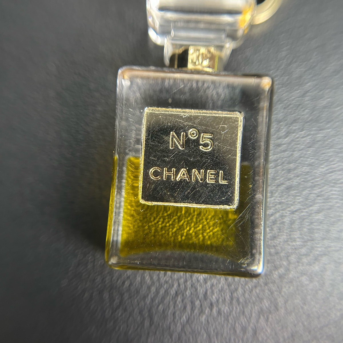 Chanel - No. 5 Perfume Bottle Pendant Necklace - Gold-tone metal chain and hardware with a clear glass perfume-bottle pendant. - Gold - (45 cm)