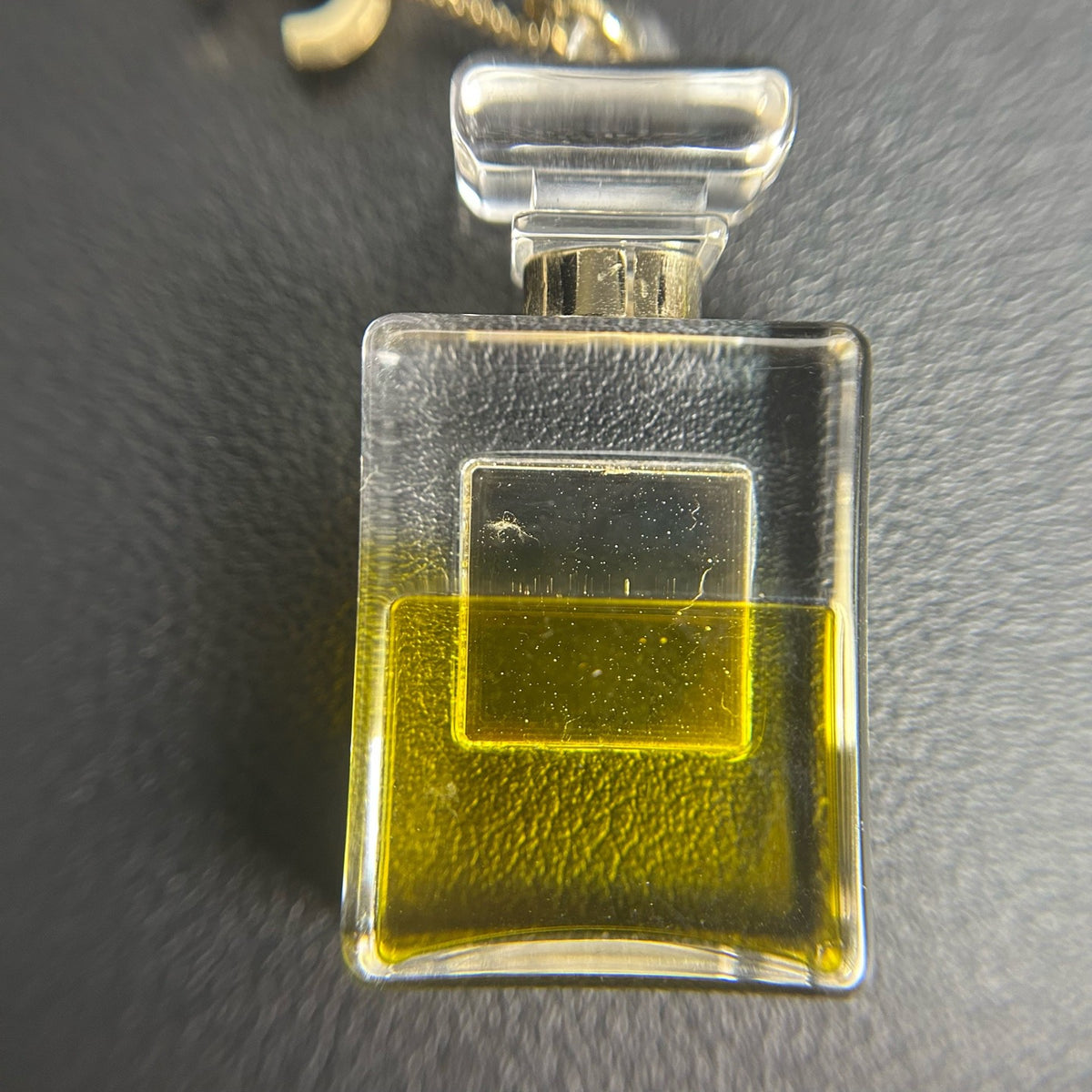Chanel - No. 5 Perfume Bottle Pendant Necklace - Gold-tone metal chain and hardware with a clear glass perfume-bottle pendant. - Gold - (45 cm)