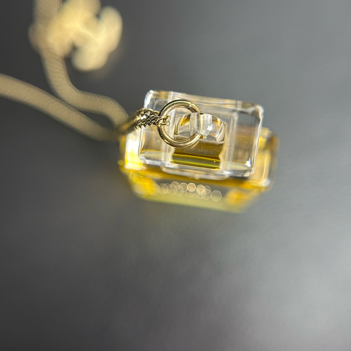 Chanel - No. 5 Perfume Bottle Pendant Necklace - Gold-tone metal chain and hardware with a clear glass perfume-bottle pendant. - Gold - (45 cm)