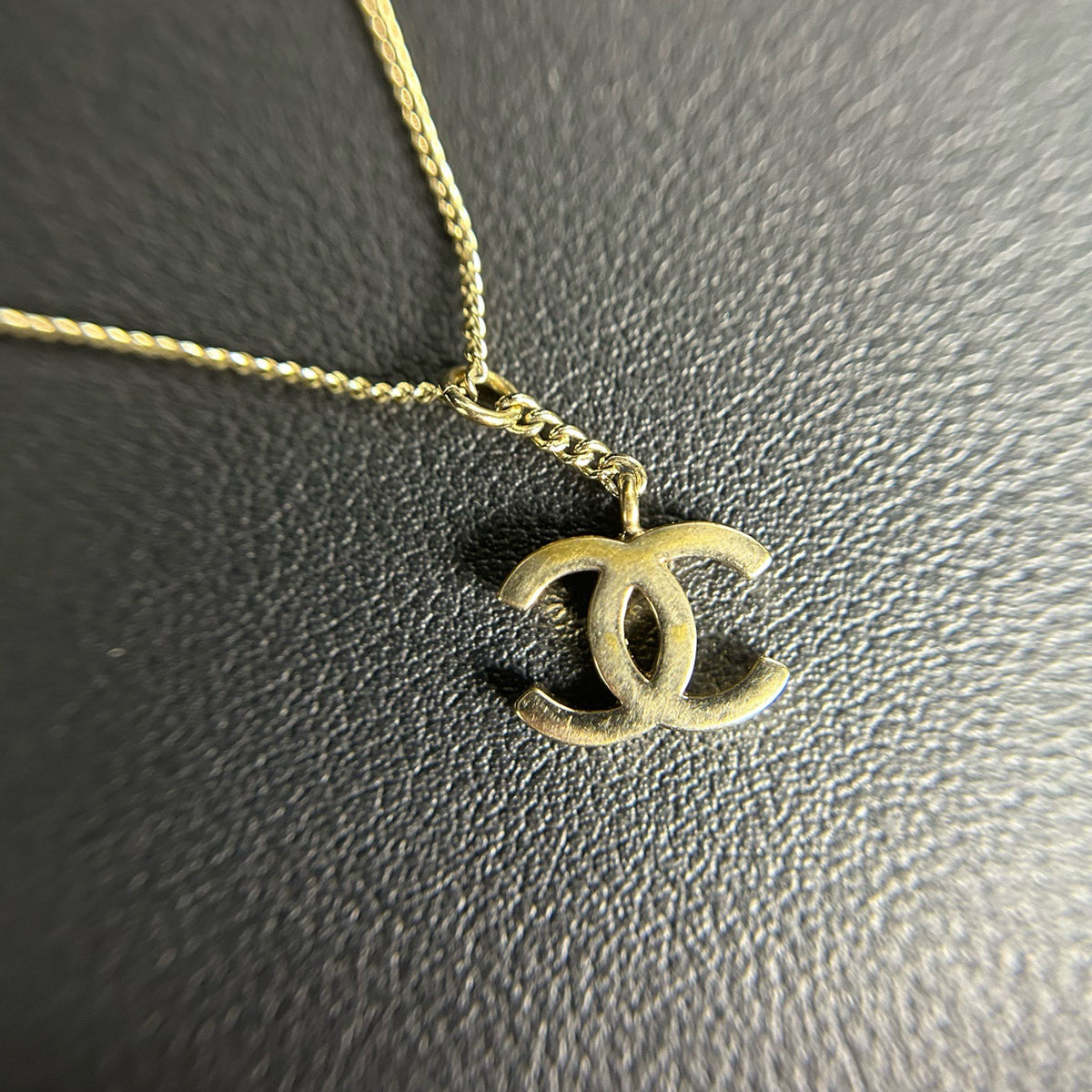 Chanel - No. 5 Perfume Bottle Pendant Necklace - Gold-tone metal chain and hardware with a clear glass perfume-bottle pendant. - Gold - (45 cm)