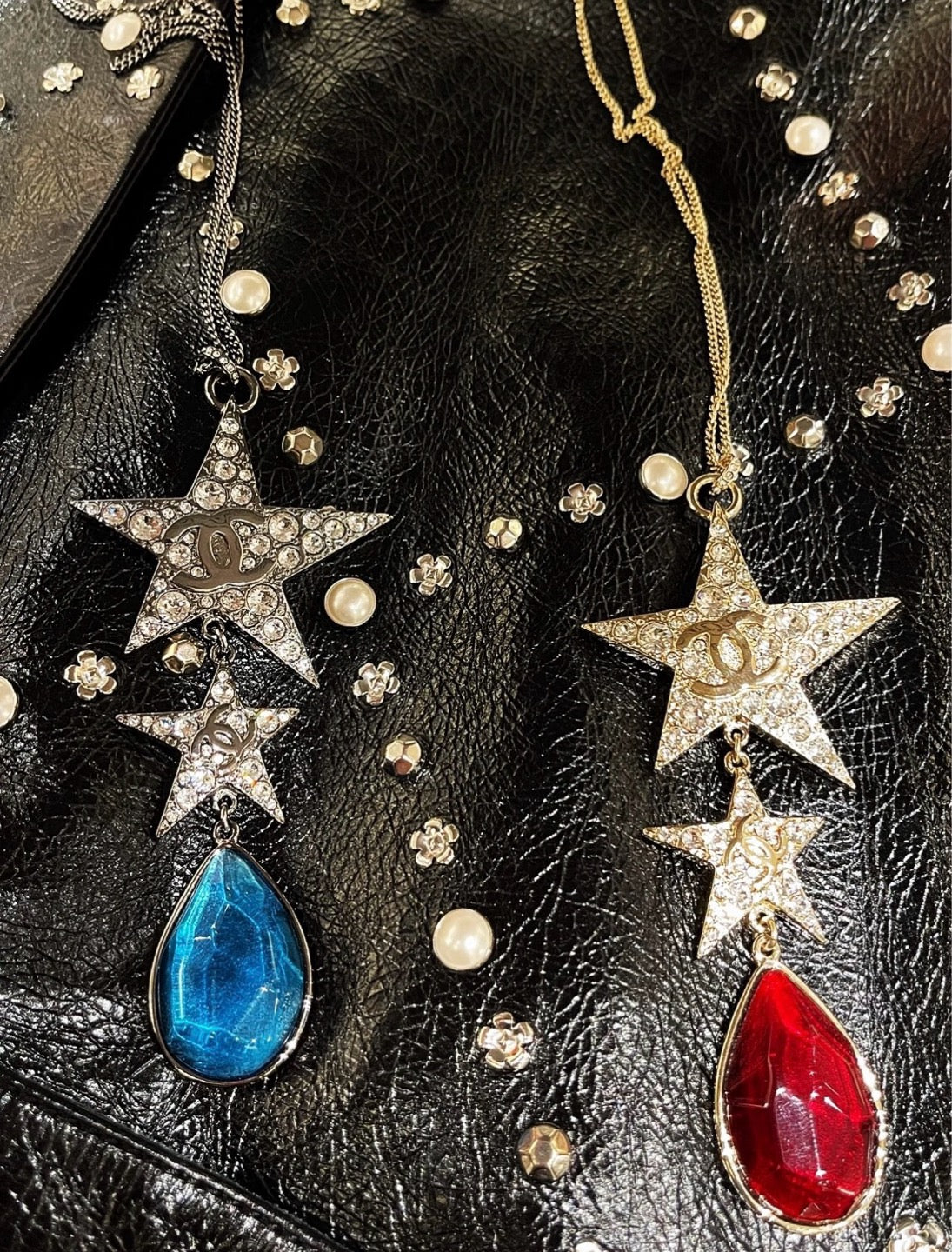 Chanel - Ocean Heart 22C - Gold-tone metal with clear strass and a red glass pendant. - Multicolour - (36 cm)