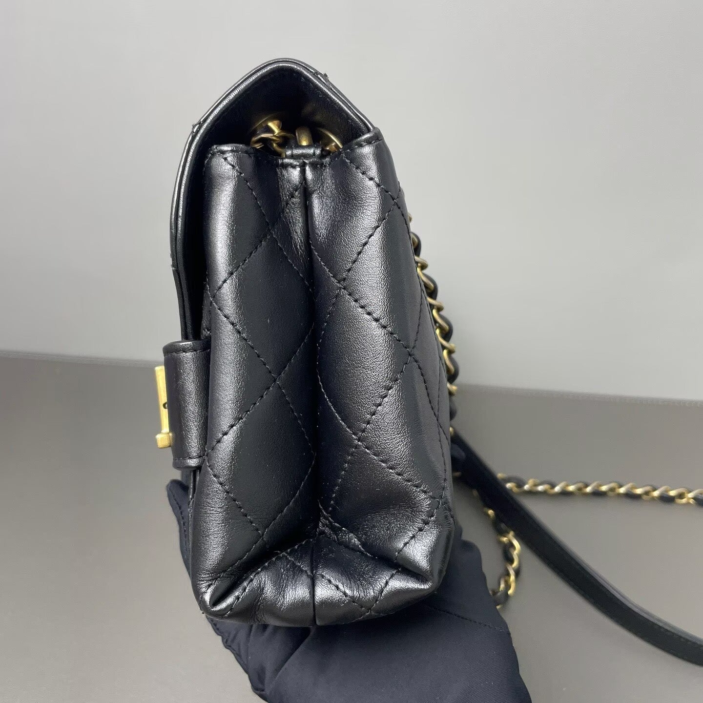 Chanel - Other - Calfskin leather - Black with Gold-Tone Hardware - (medium)