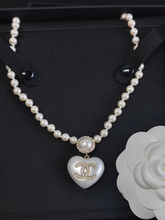 Chanel - Other - Costume-jewellery style with gold-tone metal, pearl-like beads and crystal accents; exact composition is unknown. - White