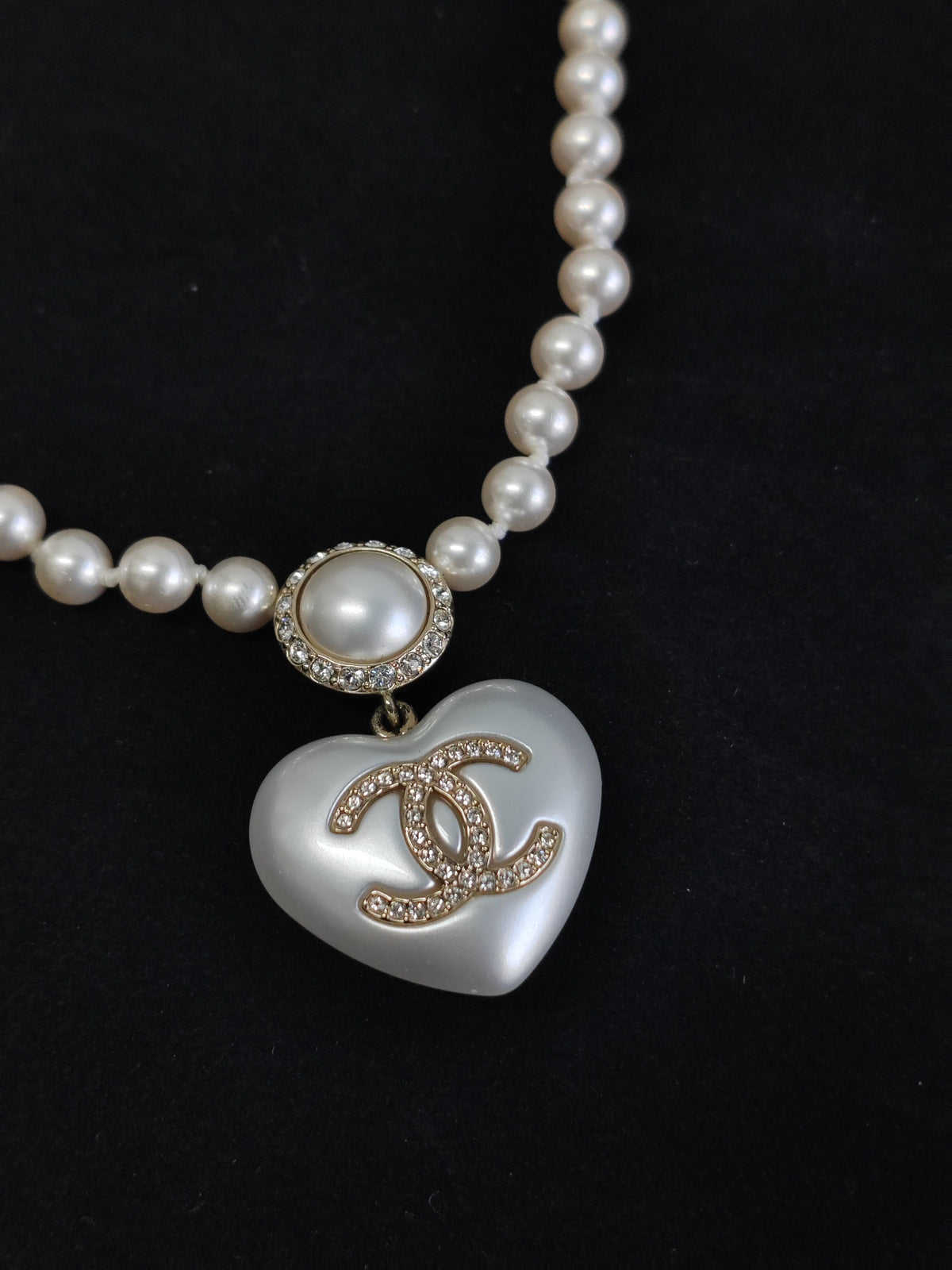 Chanel - Other - Costume-jewellery style with gold-tone metal, pearl-like beads and crystal accents; exact composition is unknown. - White