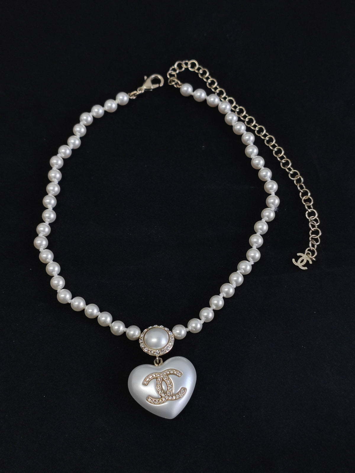 Chanel - Other - Costume-jewellery style with gold-tone metal, pearl-like beads and crystal accents; exact composition is unknown. - White