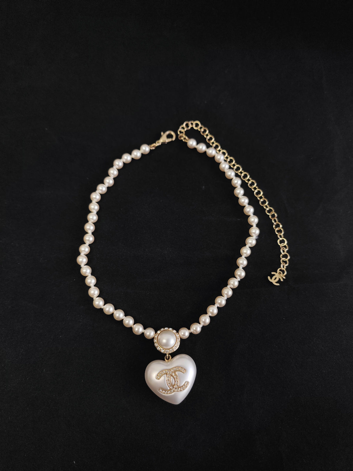 Chanel - Other - Costume-jewellery style with gold-tone metal, pearl-like beads and crystal accents; exact composition is unknown. - White